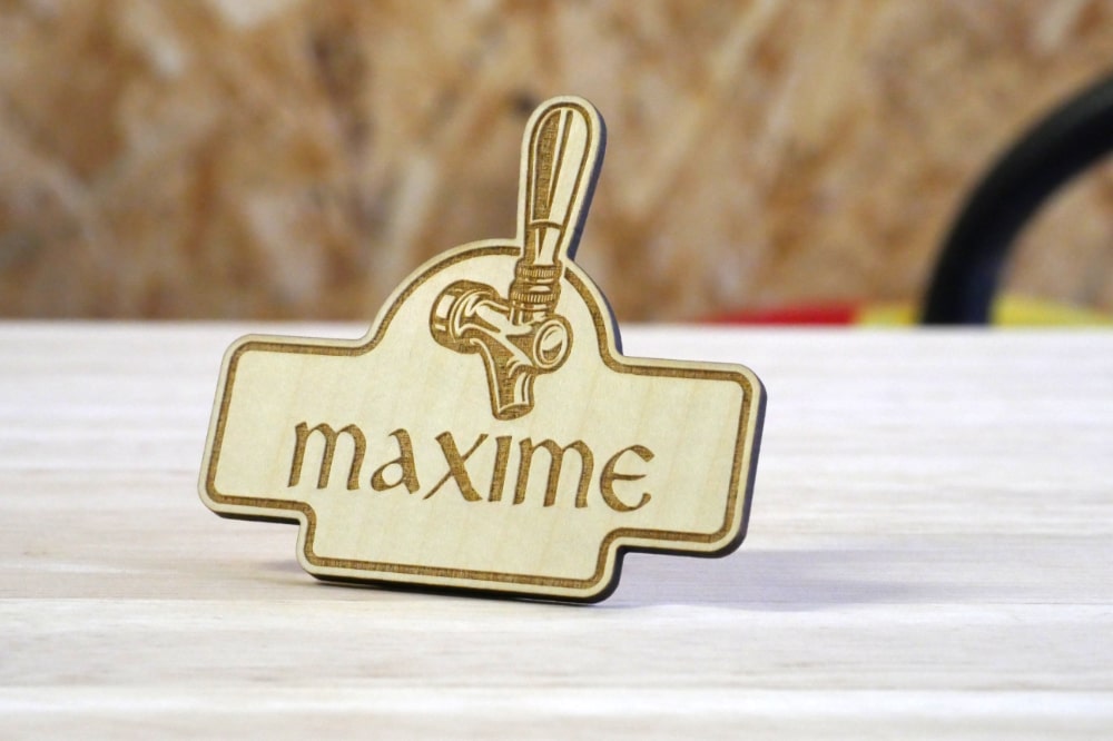 Badge en bois personnalisé avec une gravure laser