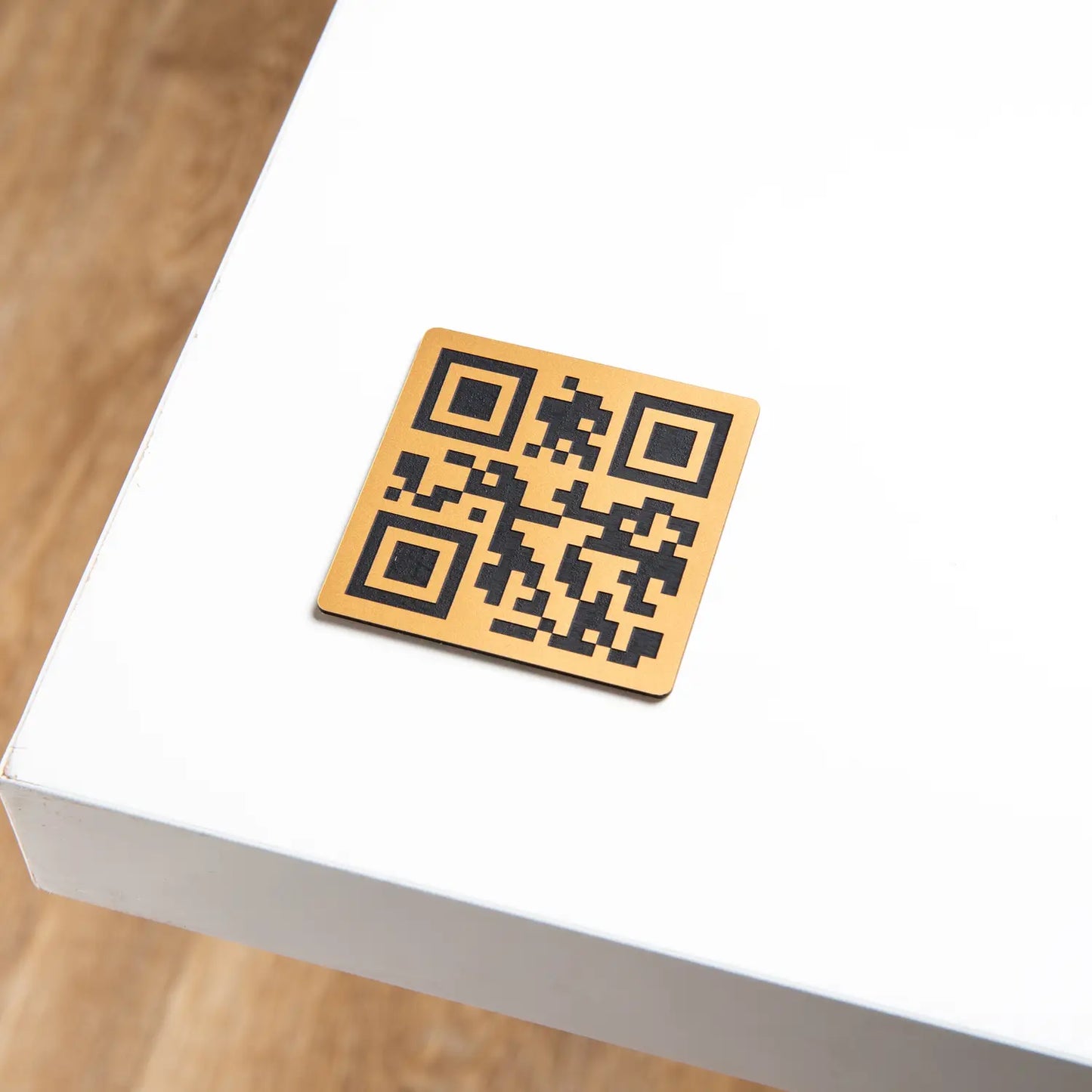 Plaque Qr code adhésive gravée en bronze