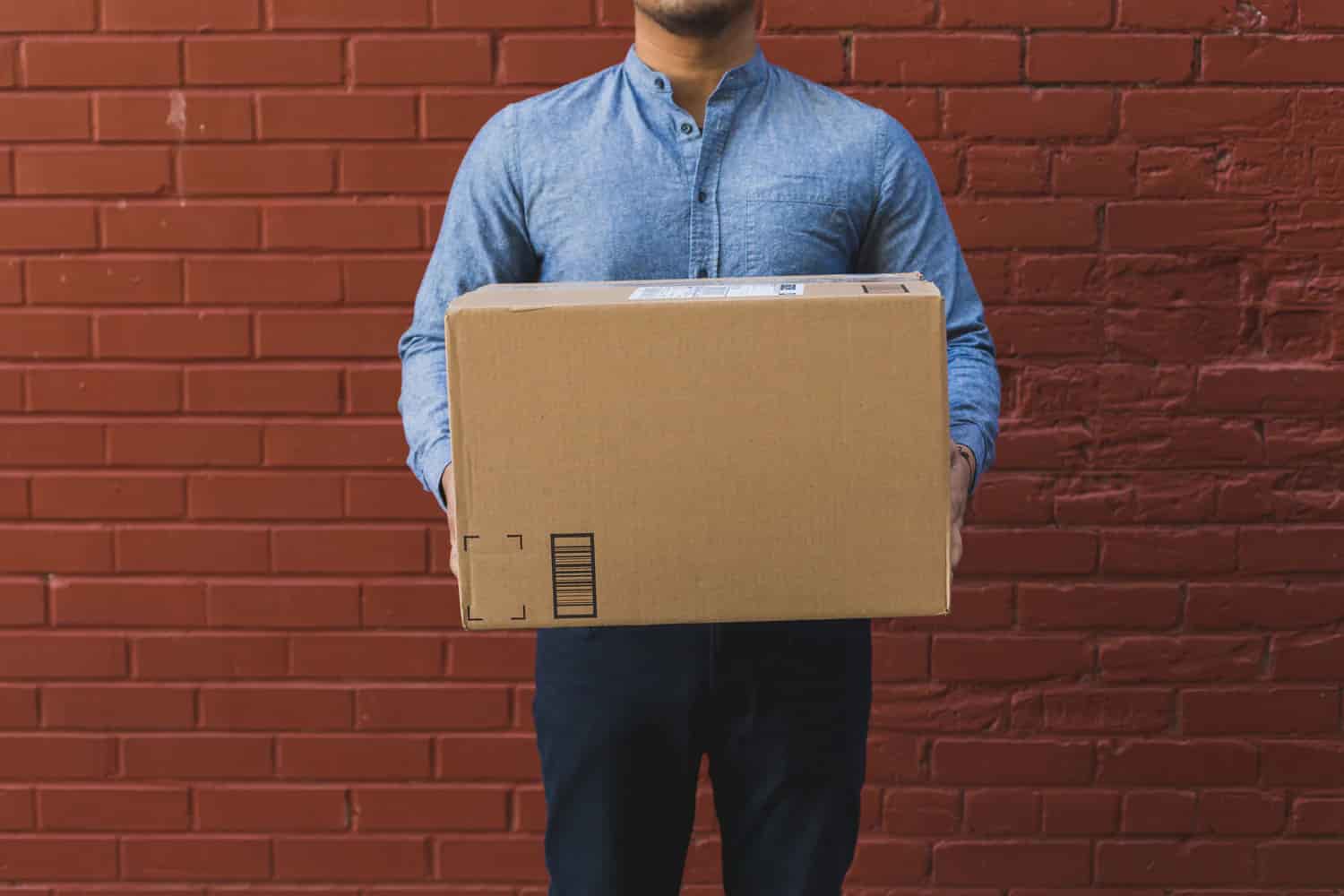 Personne tenant un carton dans ses mains
