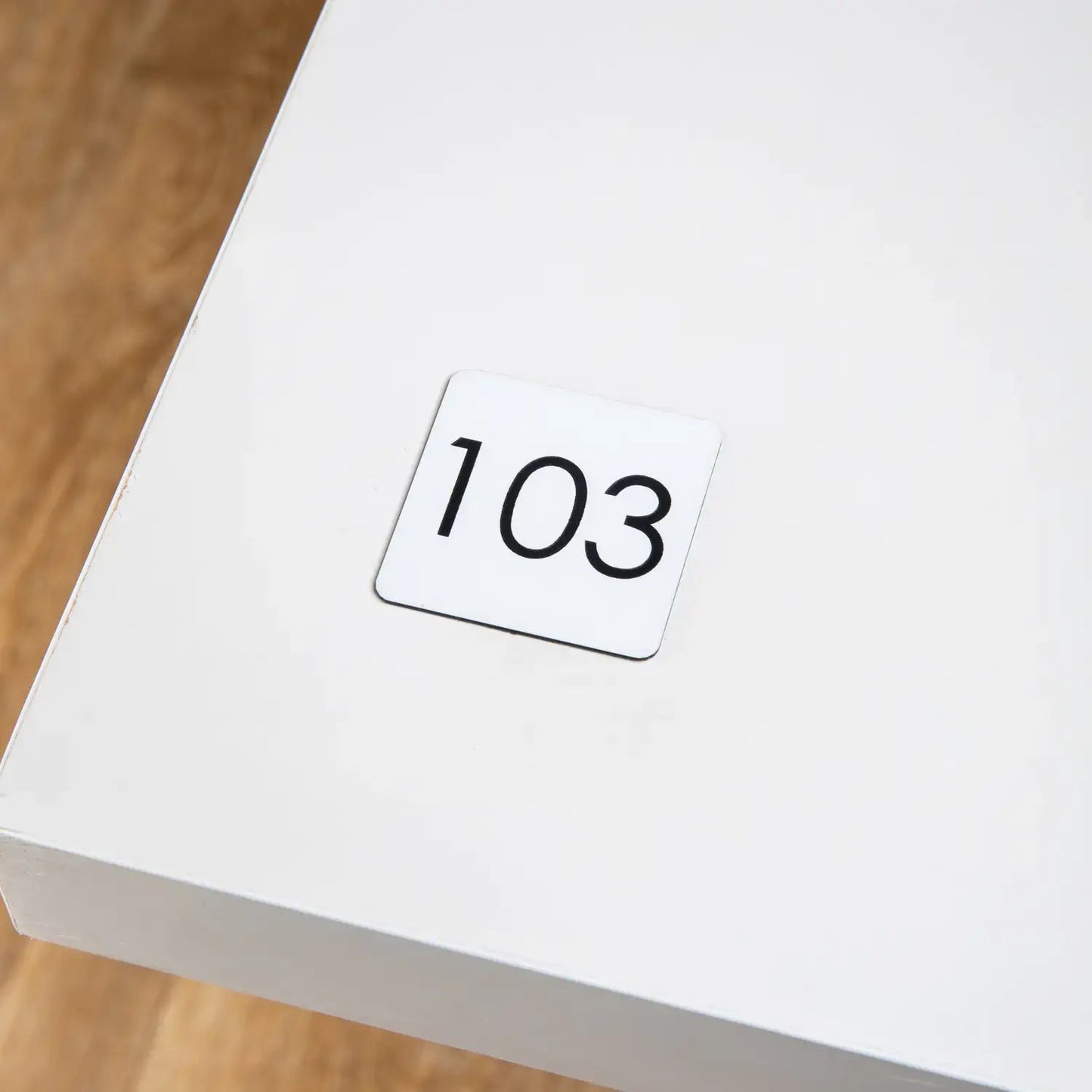 Numéro de Table Carré - Style Moderne - Gravé UNISIGN