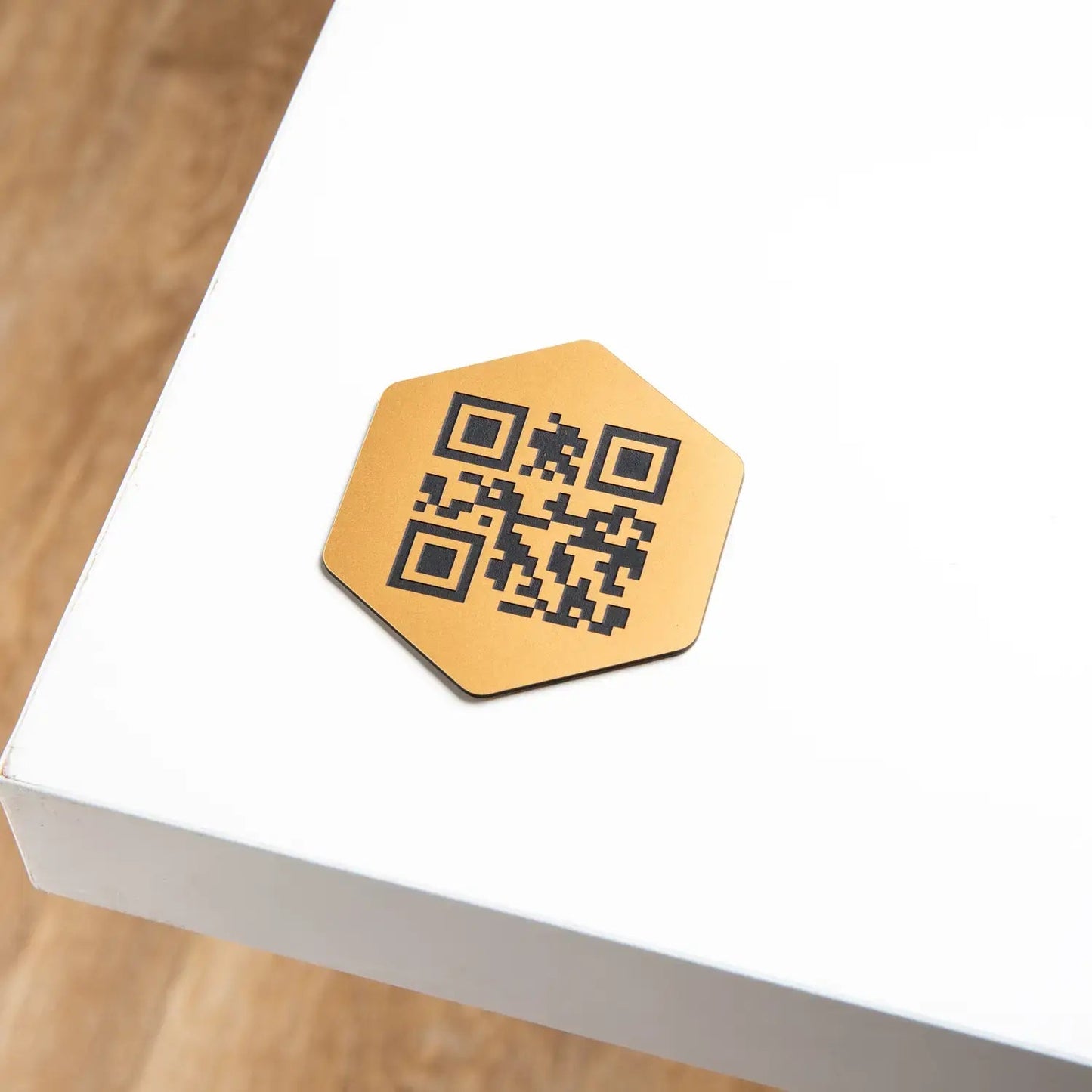 Plaque QR Code hexagonale gravée UNISIGN