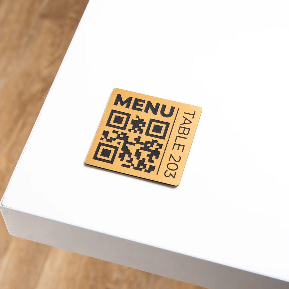 Plaque QR Code carrée gravée avec numéro de table - Unisign