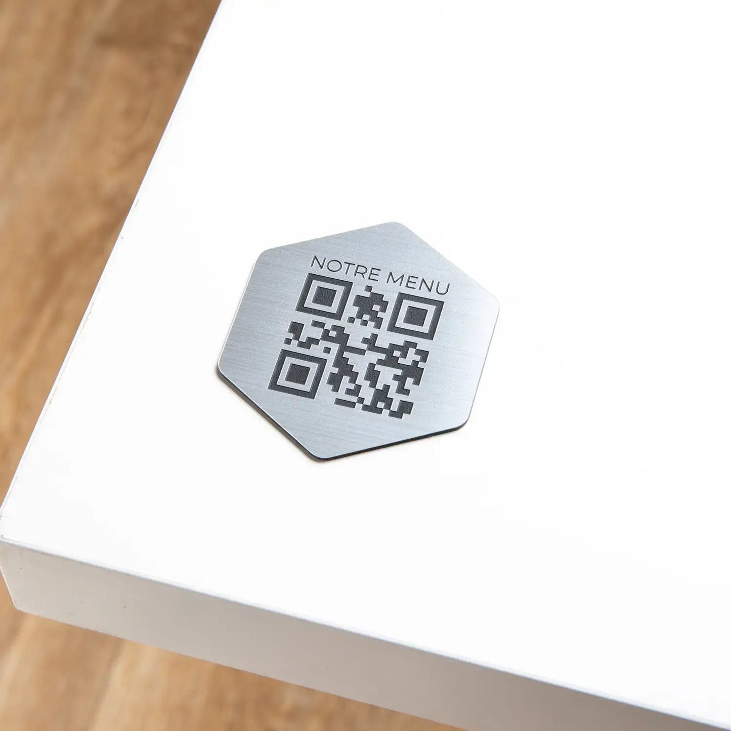 Plaque QR code hexagonal avec phrase UNISIGN