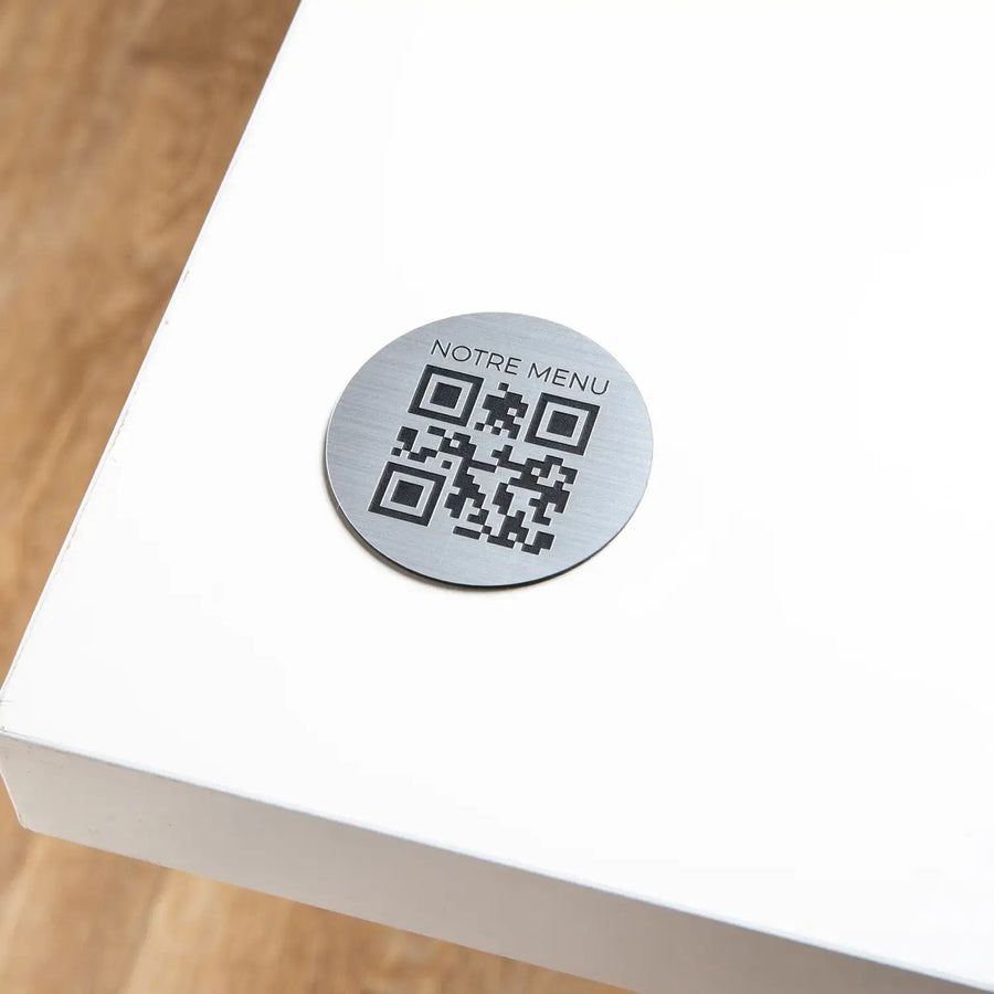Plaque QR code gravée ronde avec phrase en haut UNISIGN