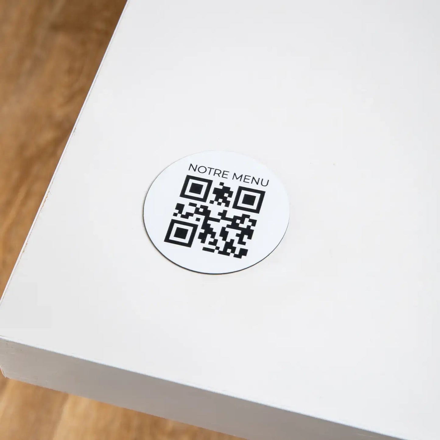 Plaque QR code gravée ronde avec phrase en haut UNISIGN