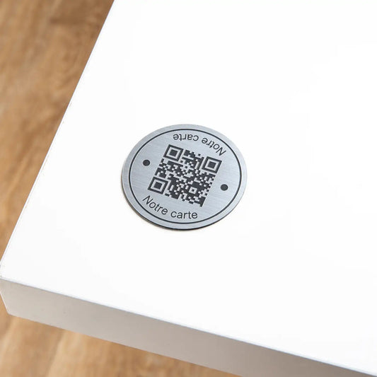 Plaque QR code gravée ronde avec phrase UNISIGN