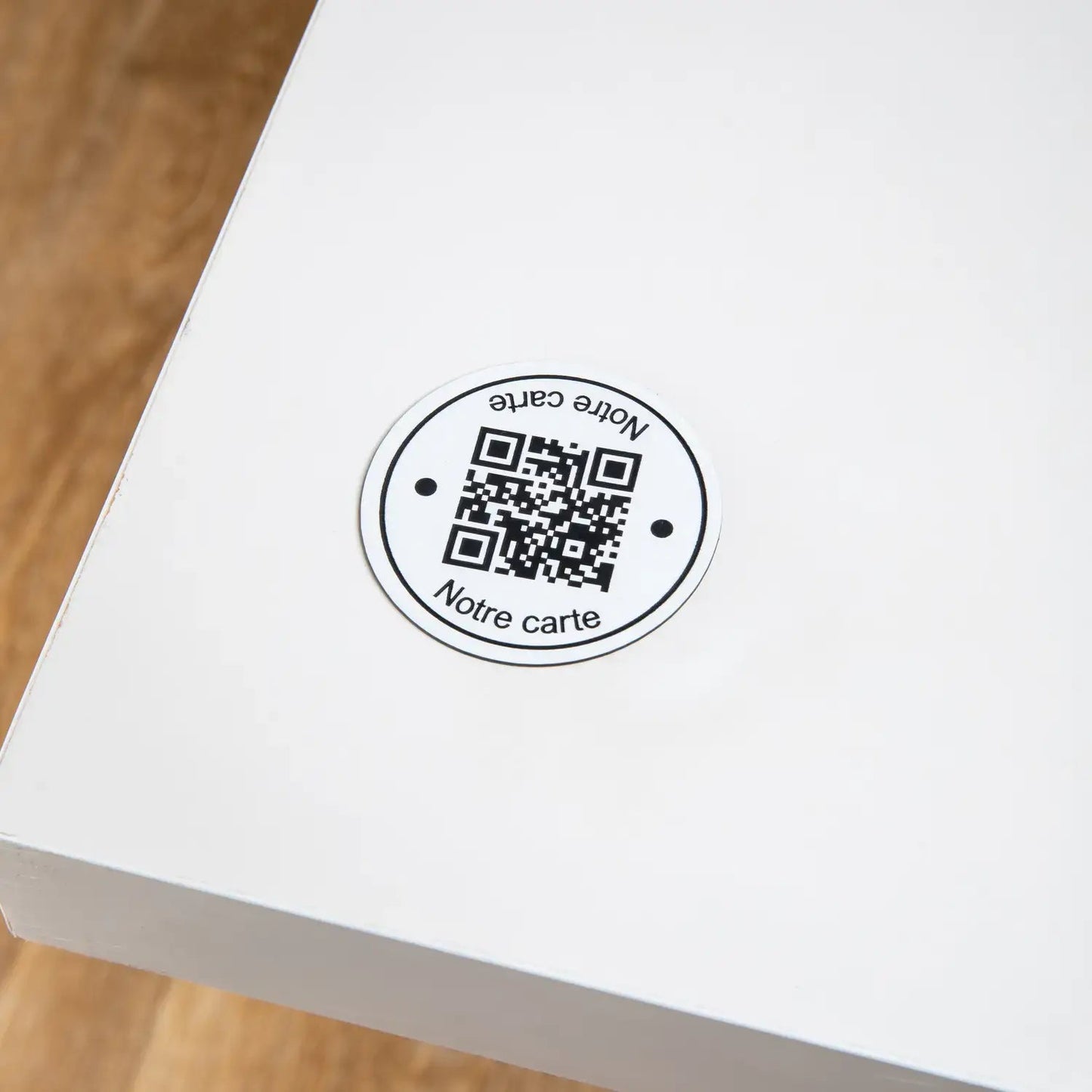 Plaque QR code gravée ronde avec phrase UNISIGN