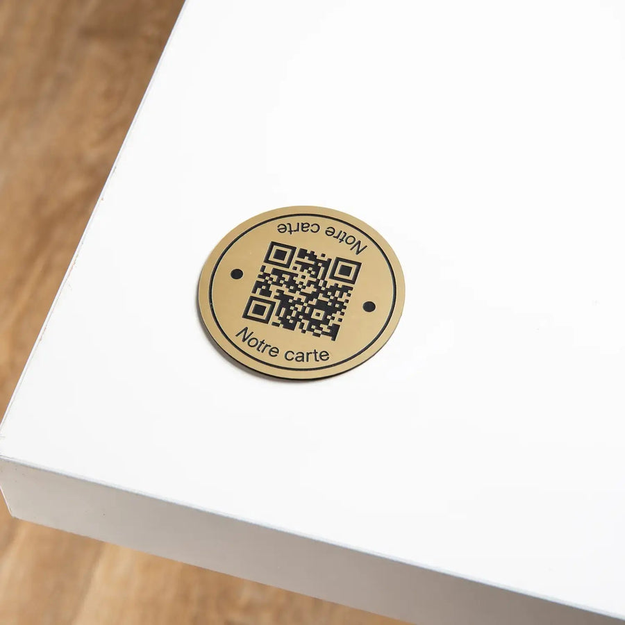 Plaque QR code gravée ronde avec phrase UNISIGN