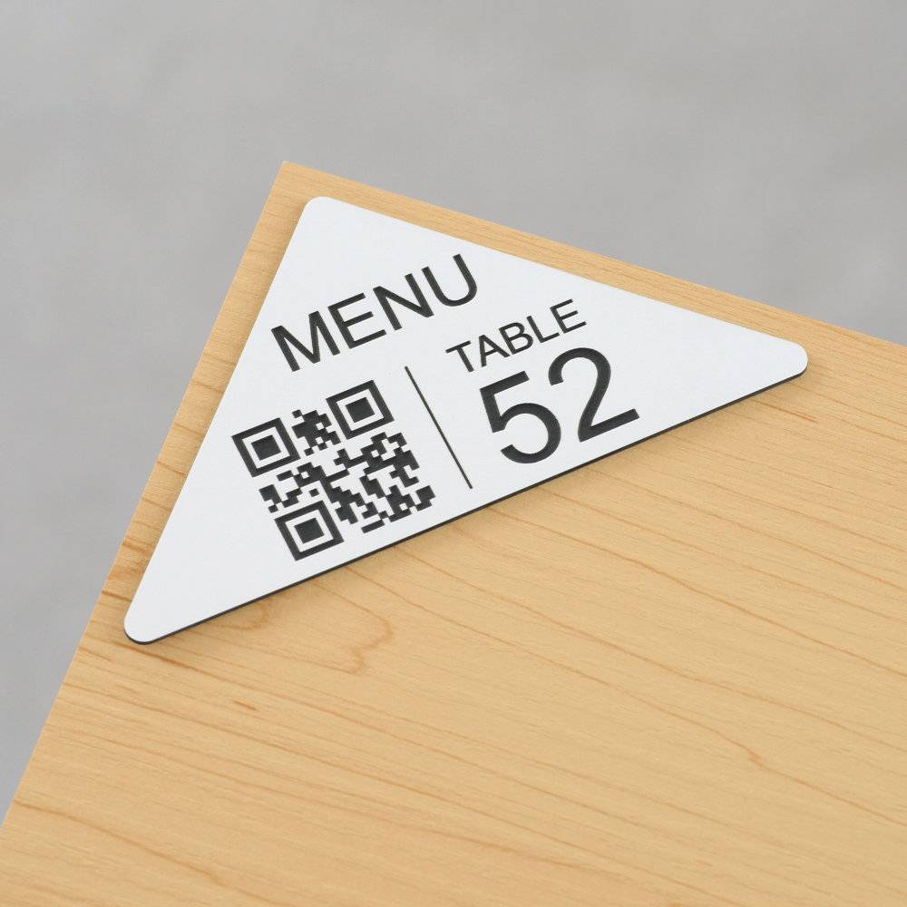 Plaque QR code triangle gravée + Numéro - Dimension 10 x 5 cm - Unisign