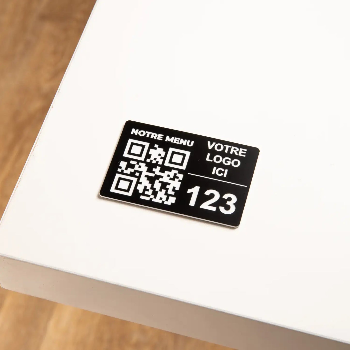 Rechteckige Plakette - Tischnummer + Logo (4 x 6 cm)