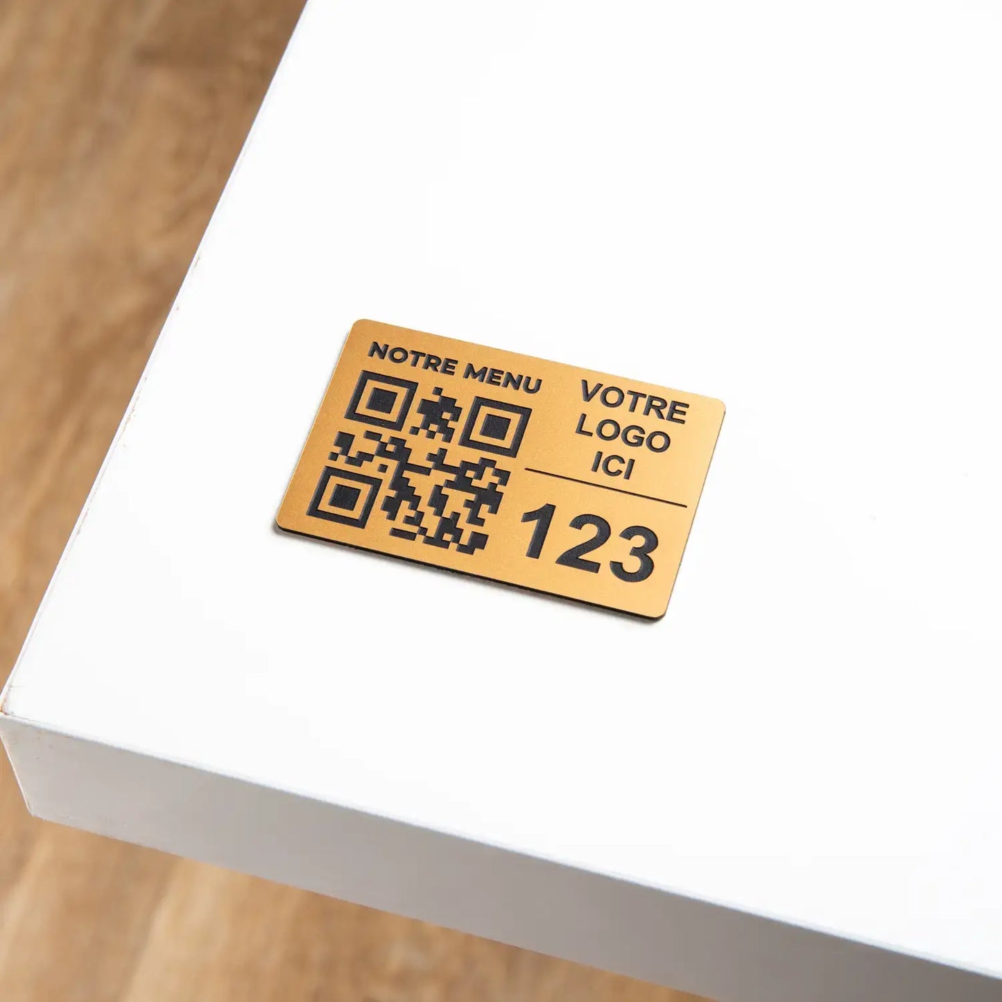 Rechteckige Plakette - Tischnummer + Logo (4 x 6 cm)