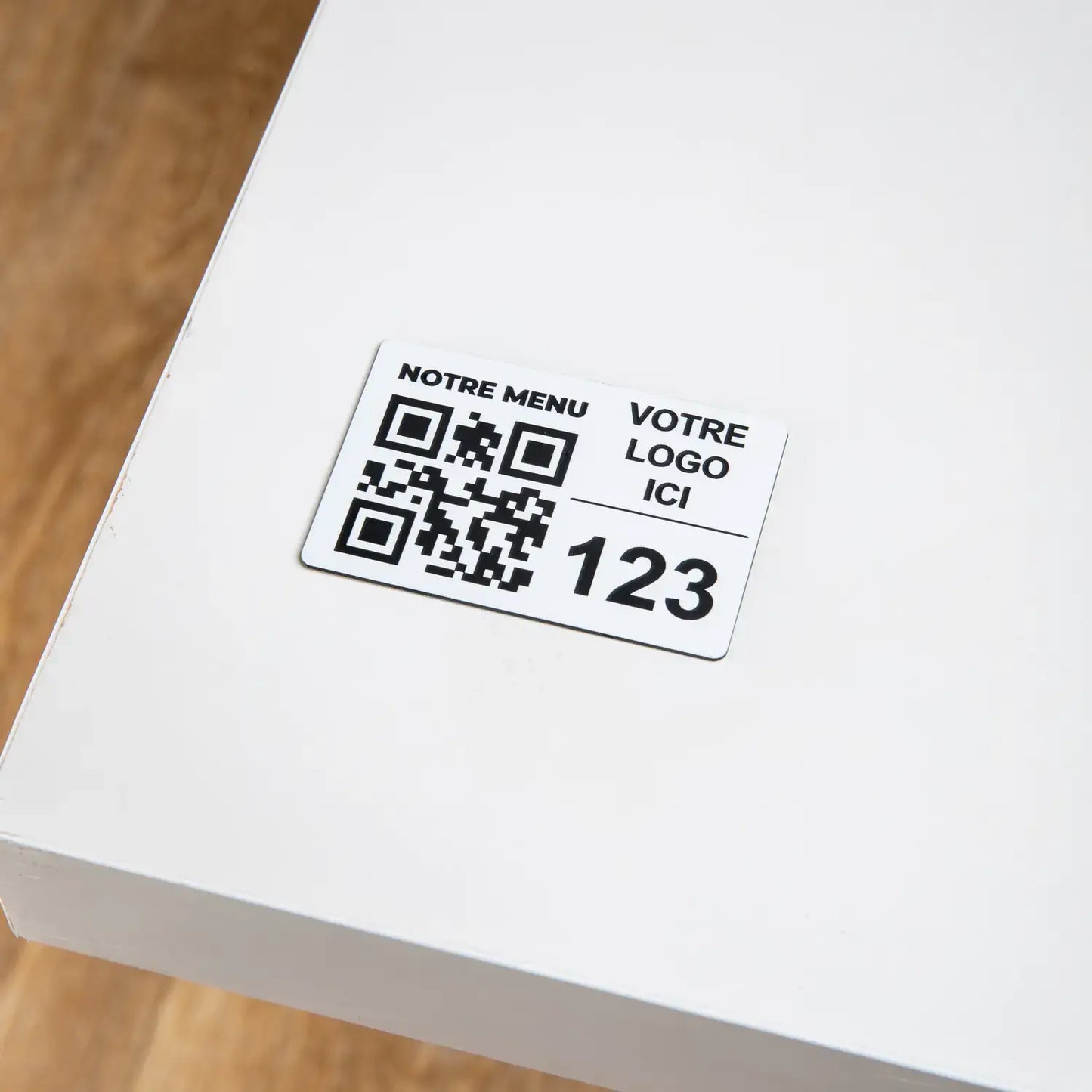 Rechteckige Plakette - Tischnummer + Logo (4 x 6 cm)