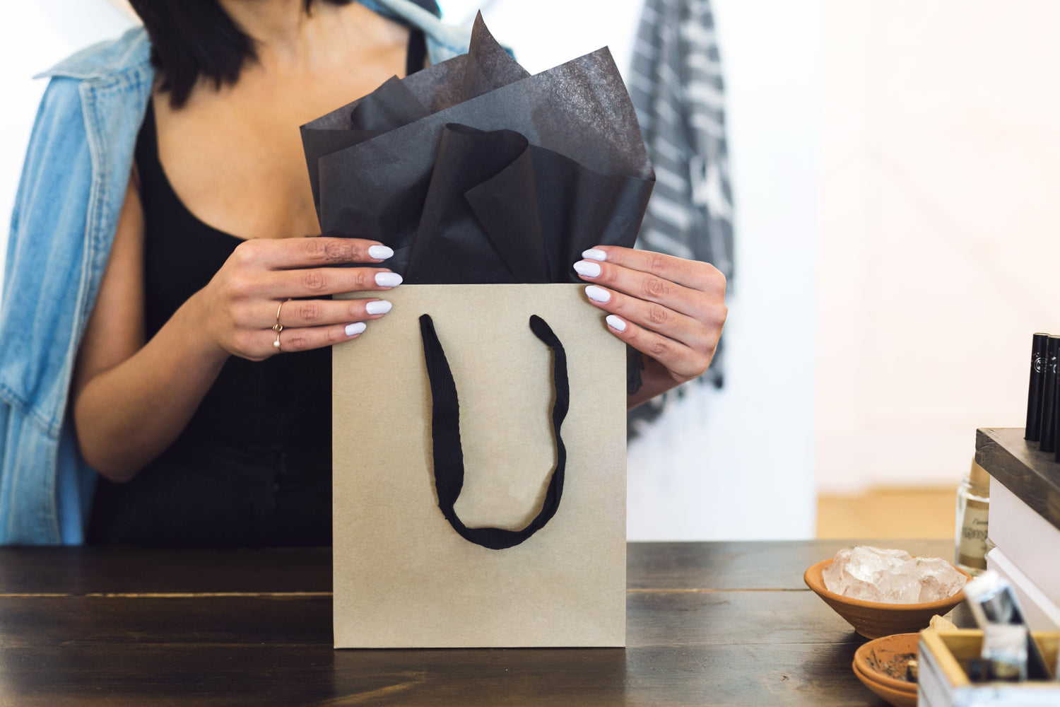 Emballage d'un cadeau dans un petit sac