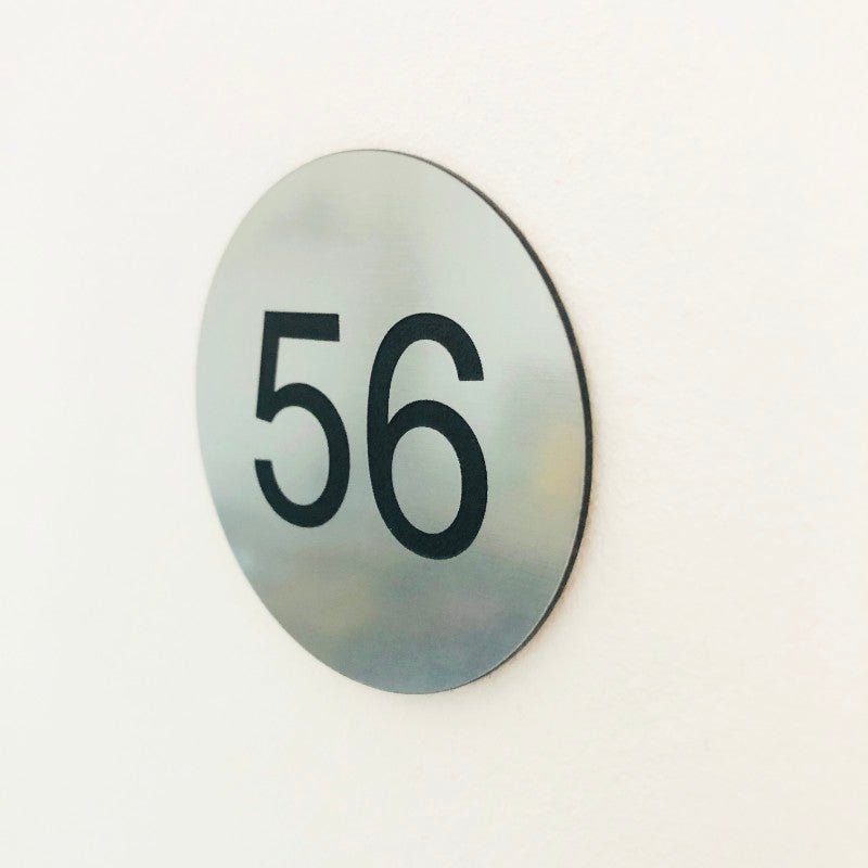 Plaque numéro de chambre pour Hôtel - Effet métal brossé en rond - Unisign