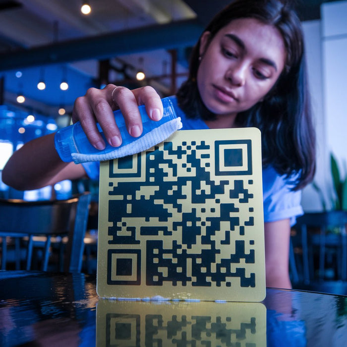 Comment entretenir vos plaques QR code gravées : Ce qu'il faut savoir - Unisign