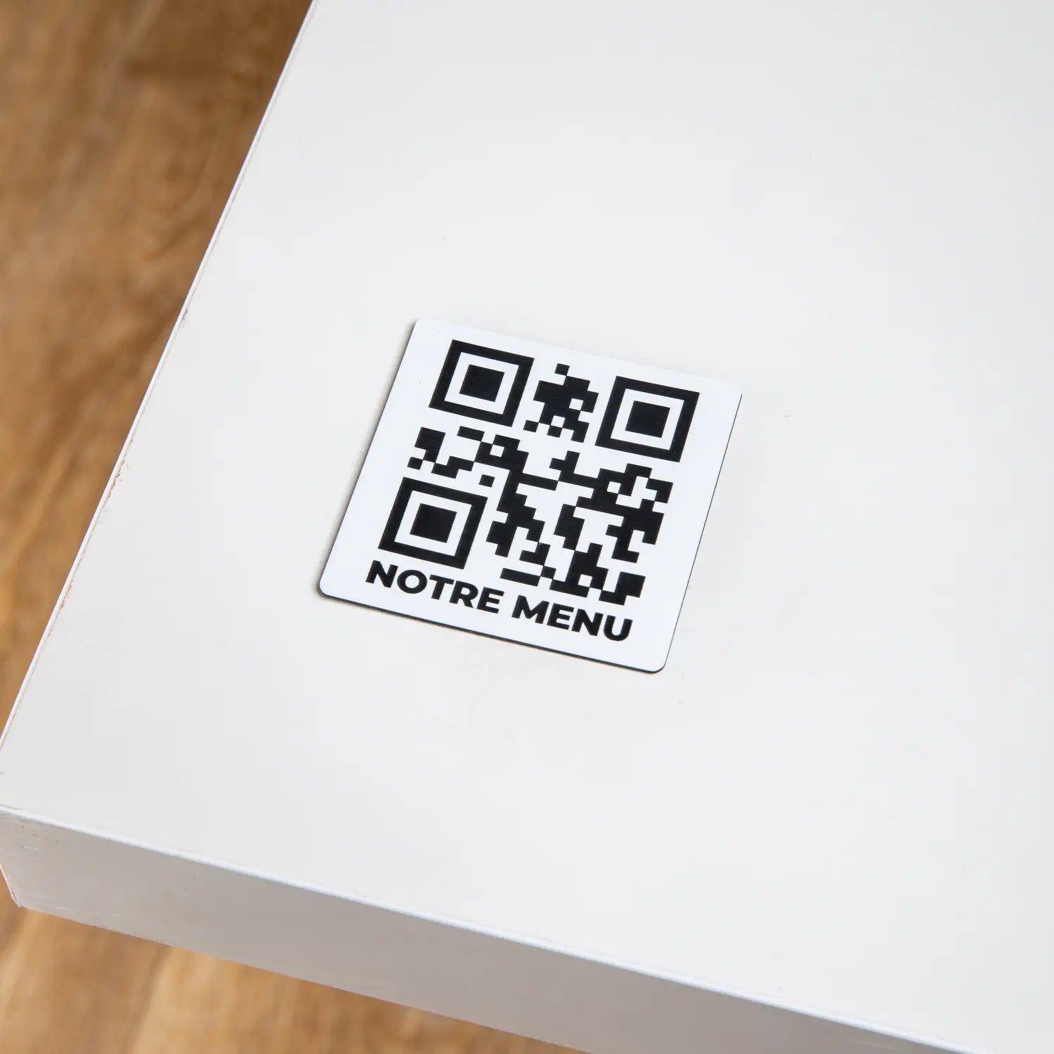 Plaque QR code blanc avec indicateur "notre menu"