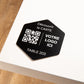 Plaque hexagonal qr code avec numéro de table et logo adhésive en noir