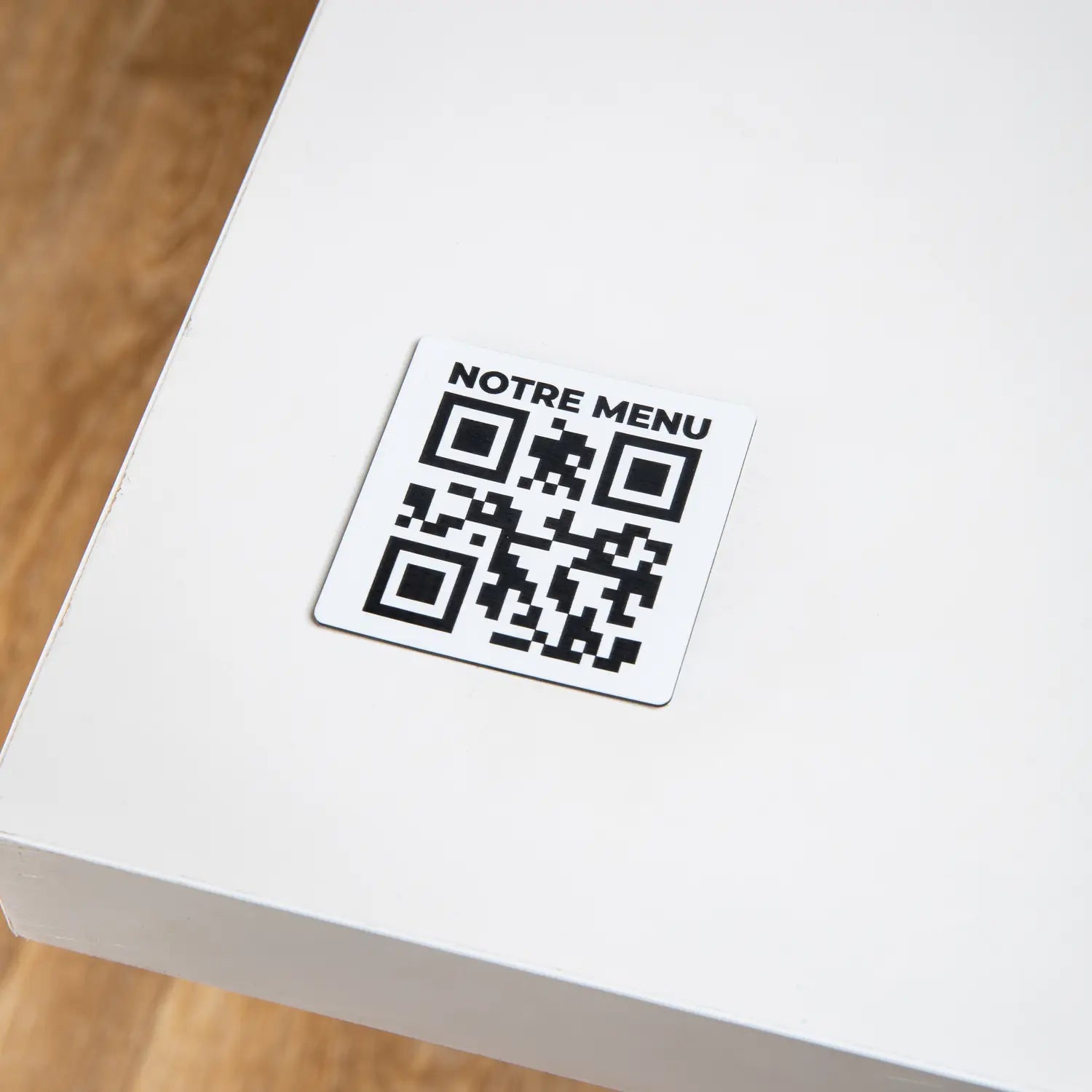 Plaque QR code gravé collé avec "notre menu" blanc