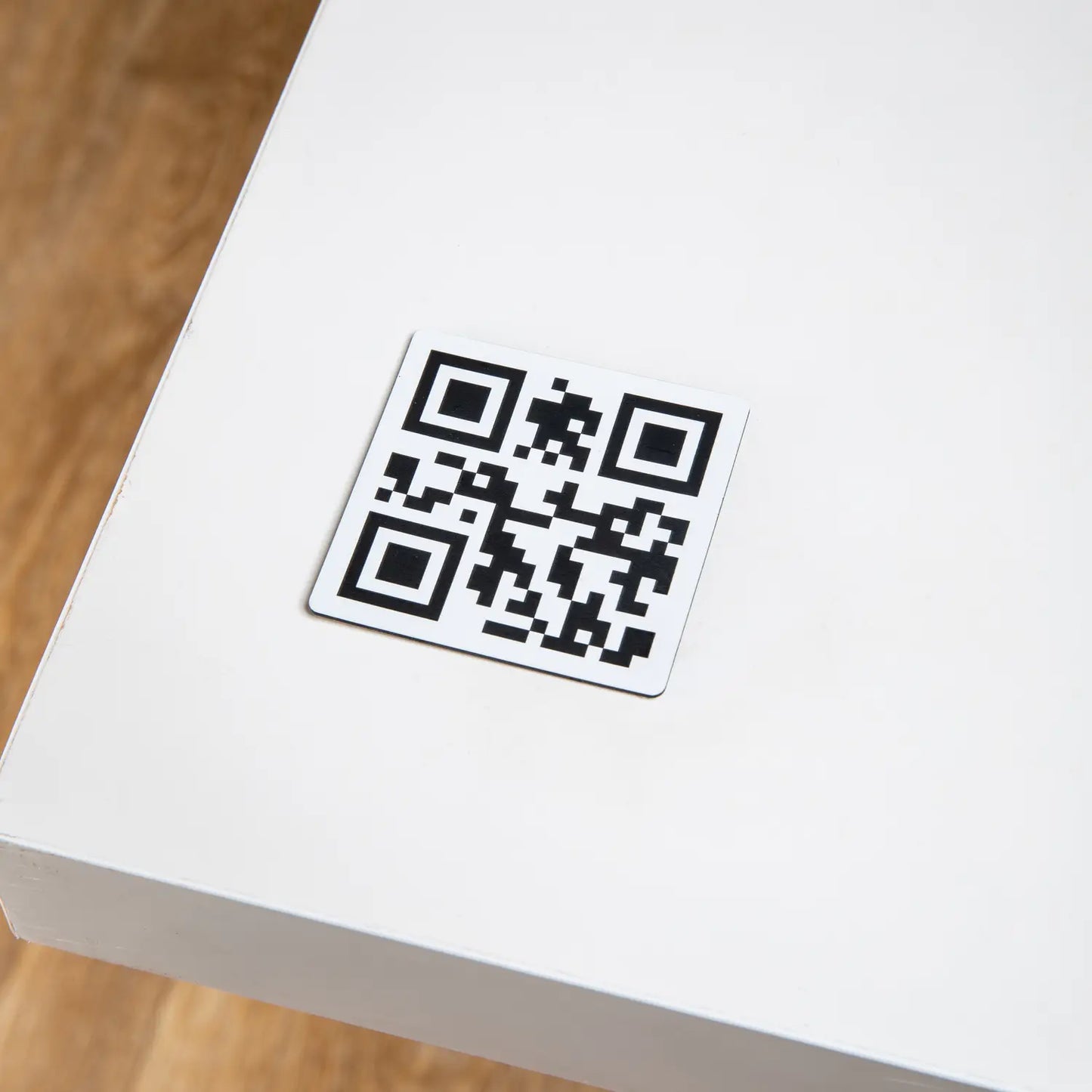 Plaque Qr code adhésive gravée en blanche