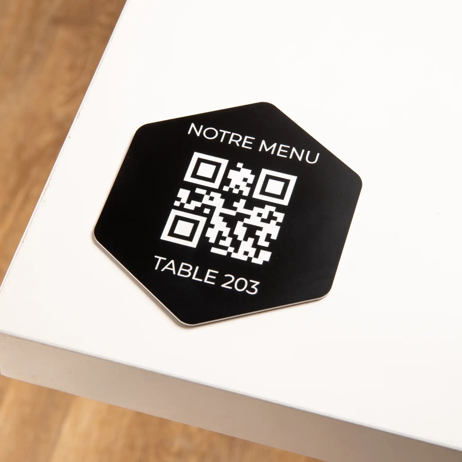 Plaque QR code hexagonal avec numéro de table noire