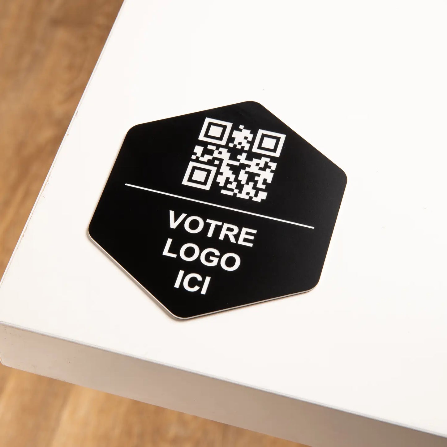 Plaque hexagonal qr code avec logo adhésive en noir