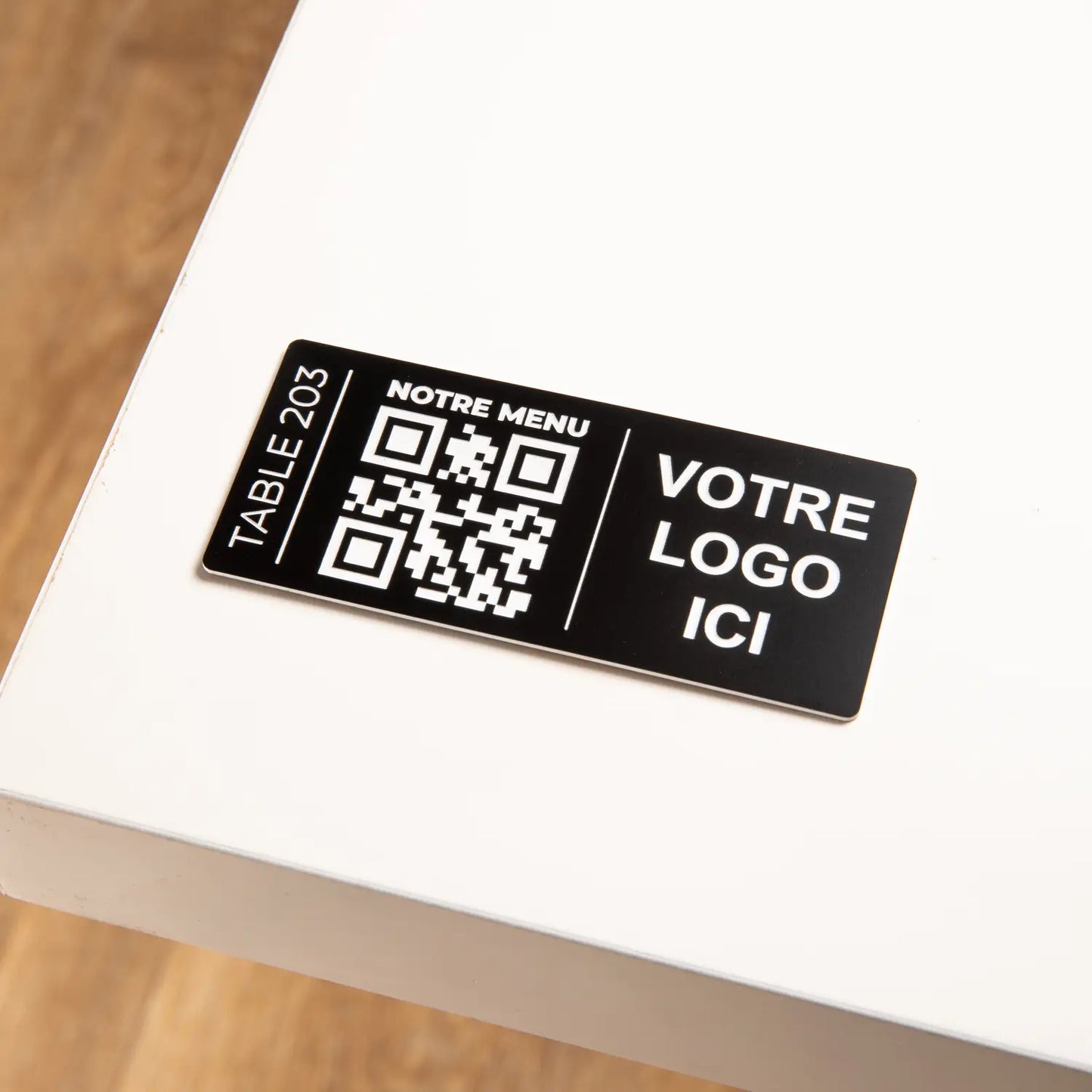 Plaque qr code avec numéro de table et logo en noir