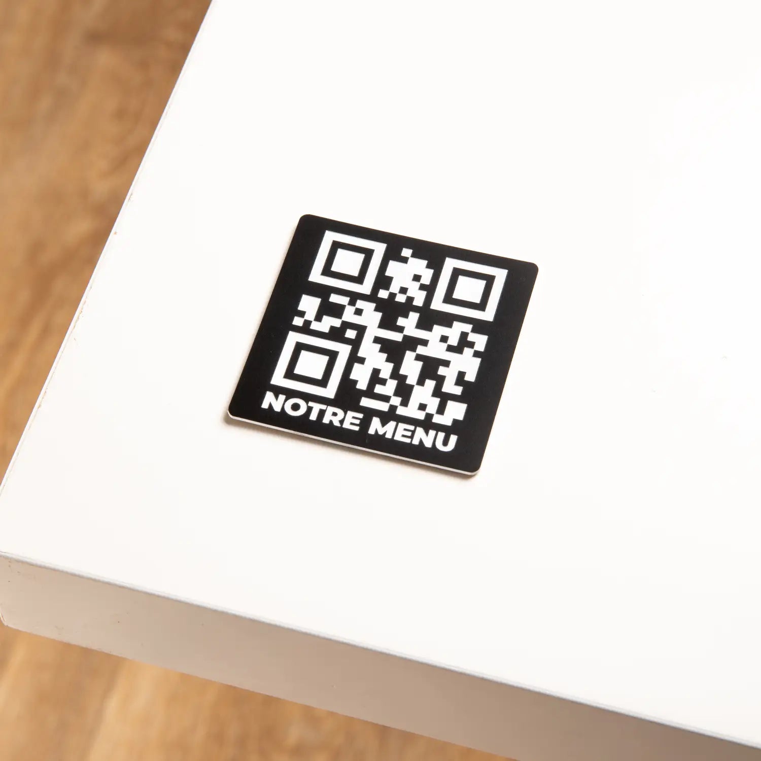 Plaque QR code noir avec indicateur "notre menu"