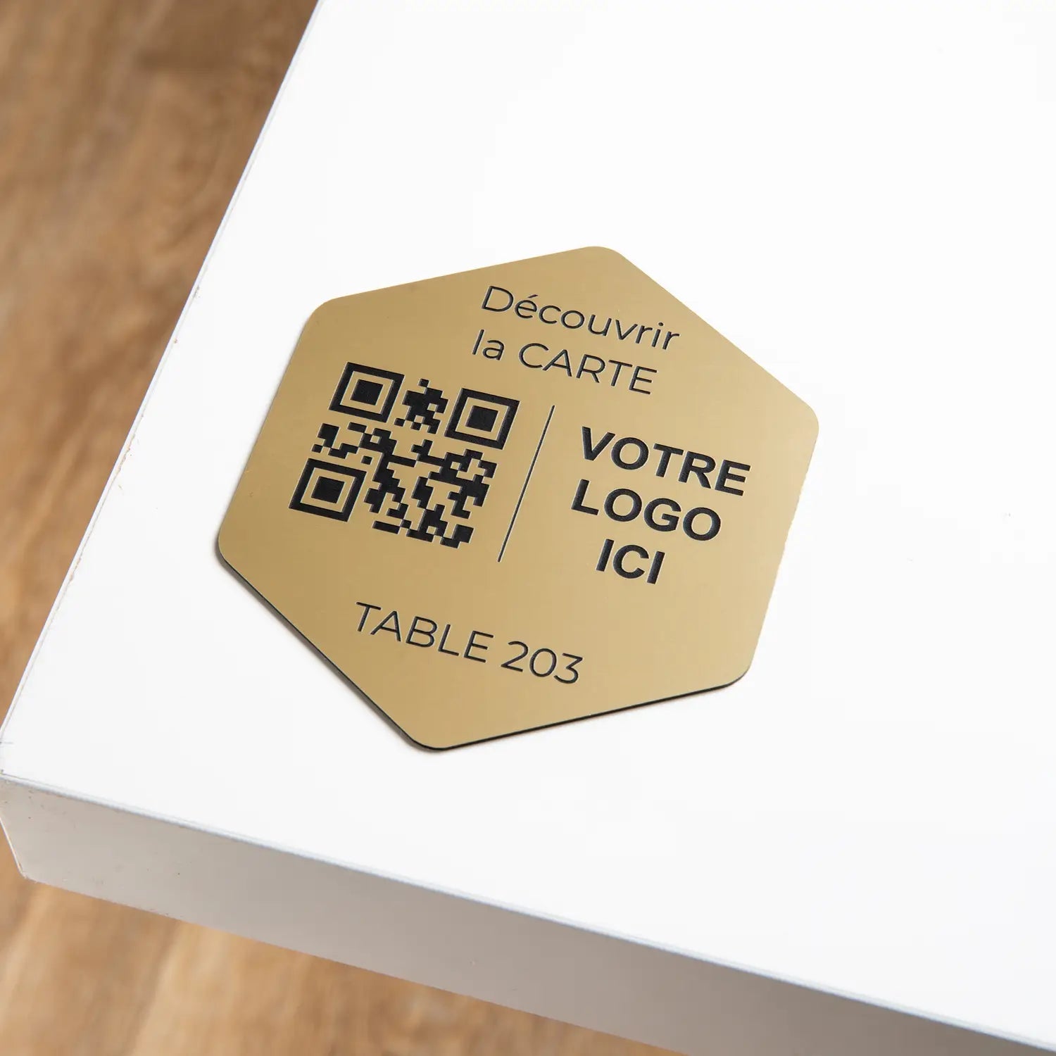 Plaque hexagonal qr code avec numéro de table et logo adhésive en or