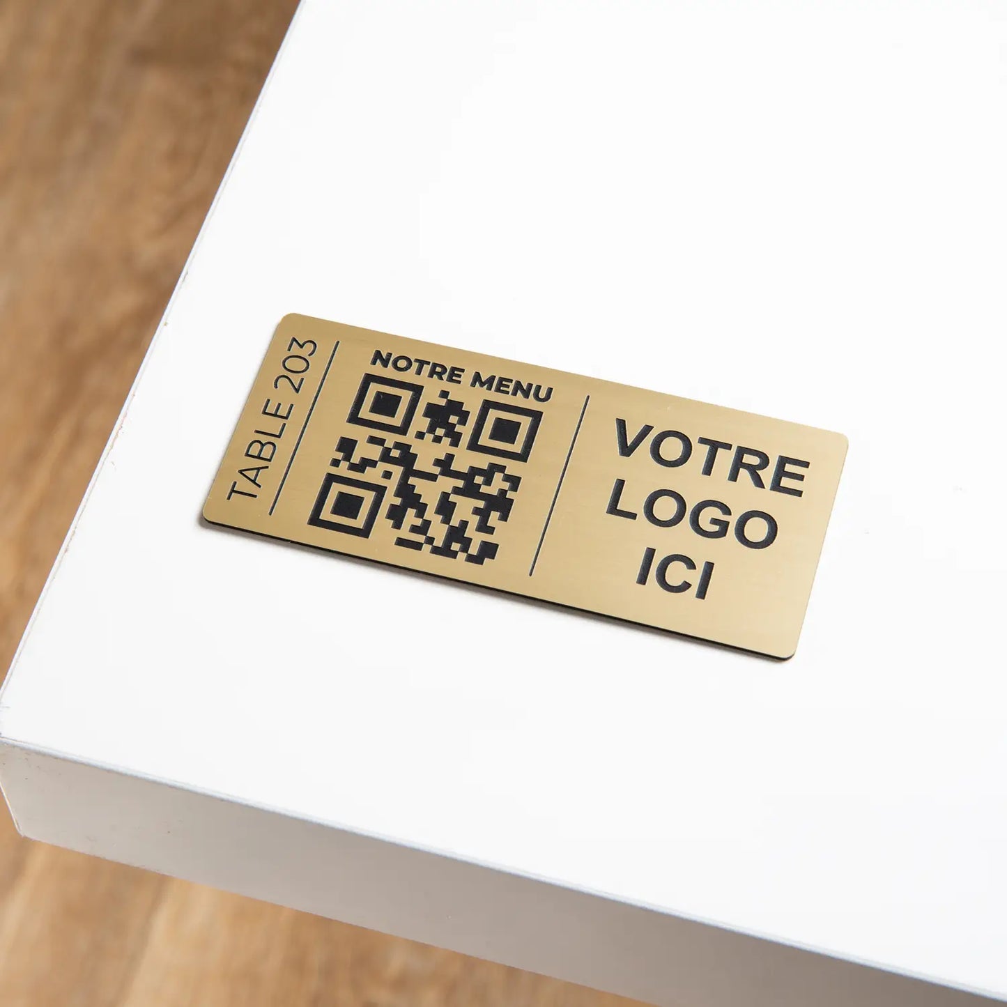 Plaque qr code avec numéro de table et logo en or