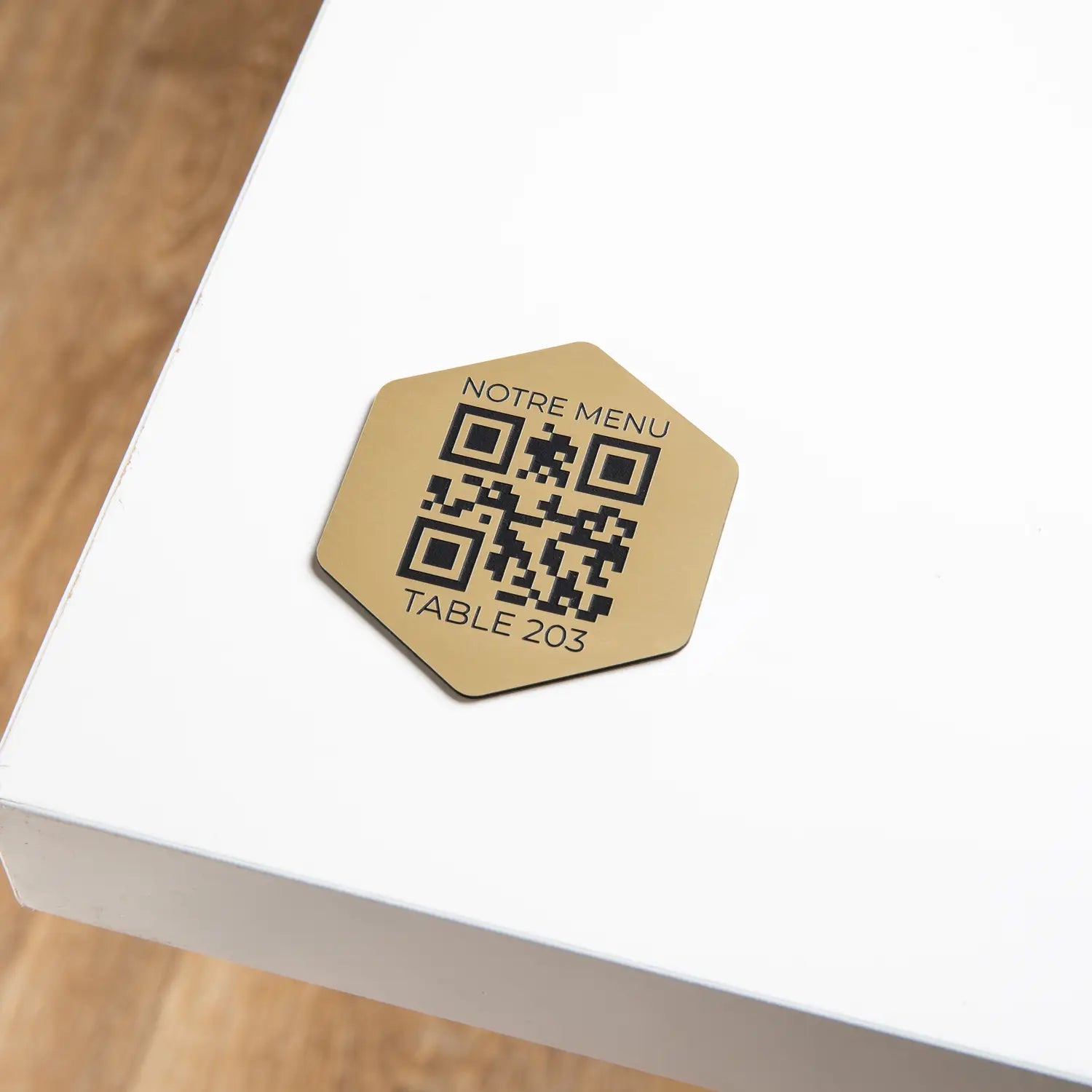 Plaque hexagonal qr code avec numéro de table adhésive en or