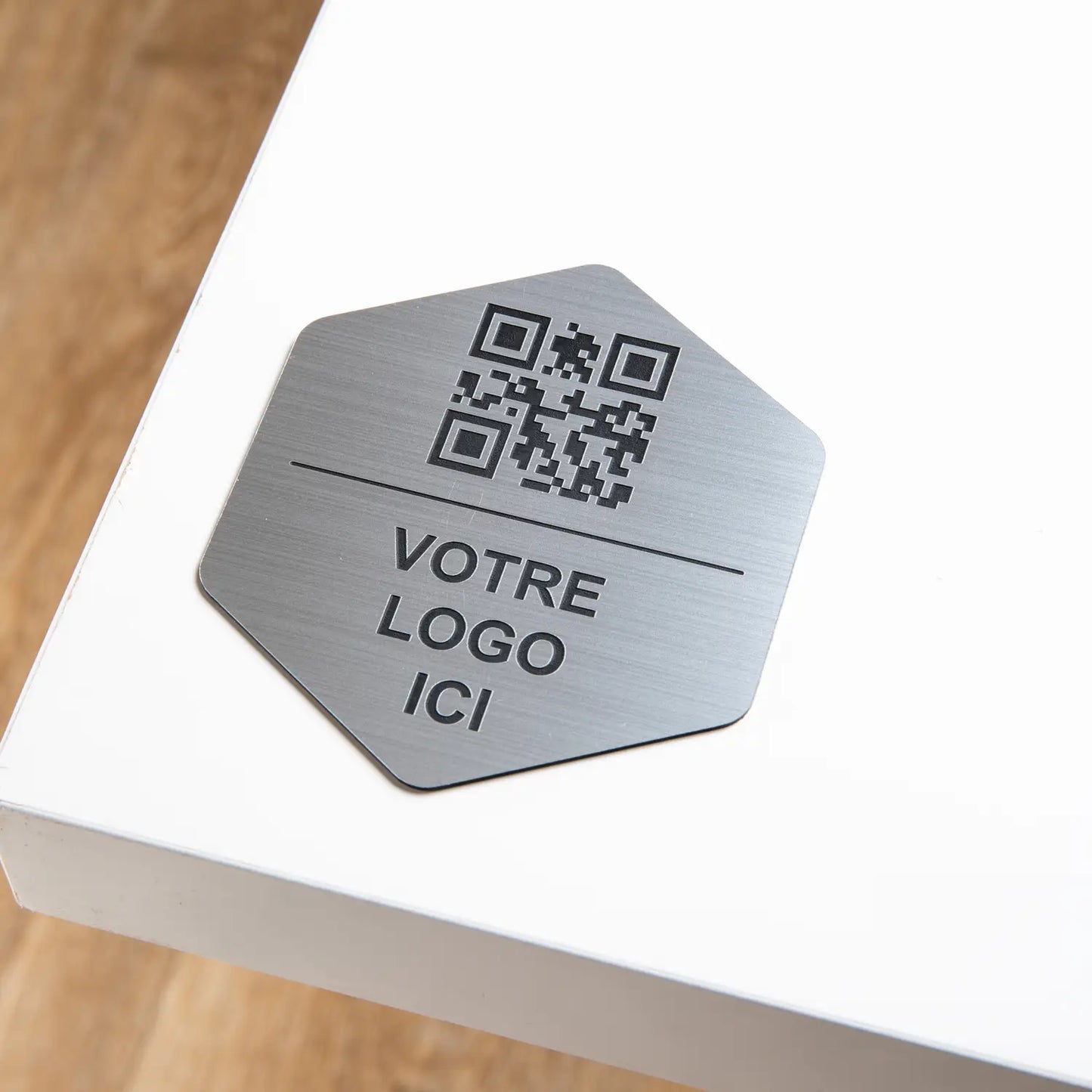 Plaque hexagonal qr code avec logo adhésive en argent