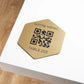 Plaque QR code hexagonal avec numéro de table dorée