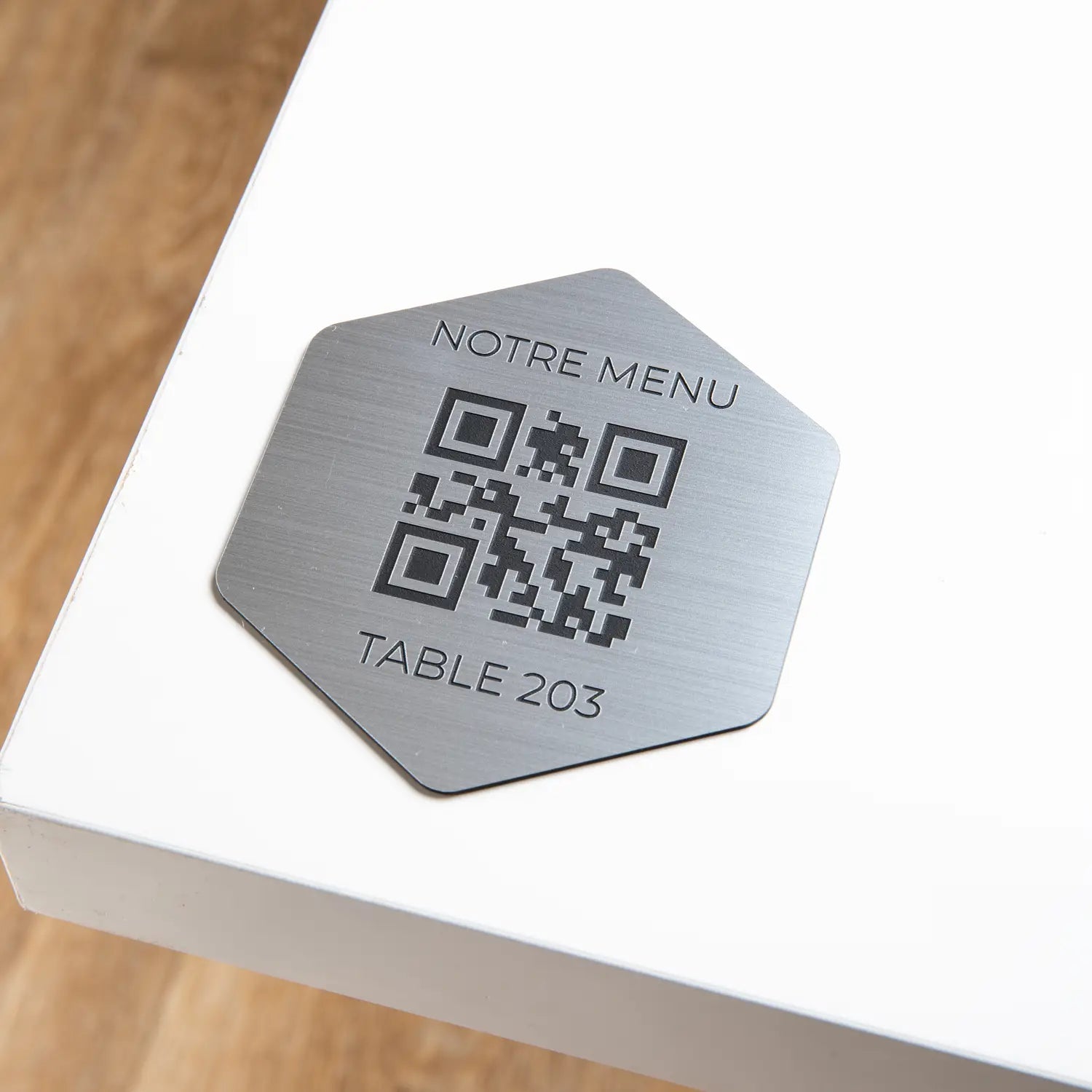 Plaque QR code hexagonal avec numéro de table Argent