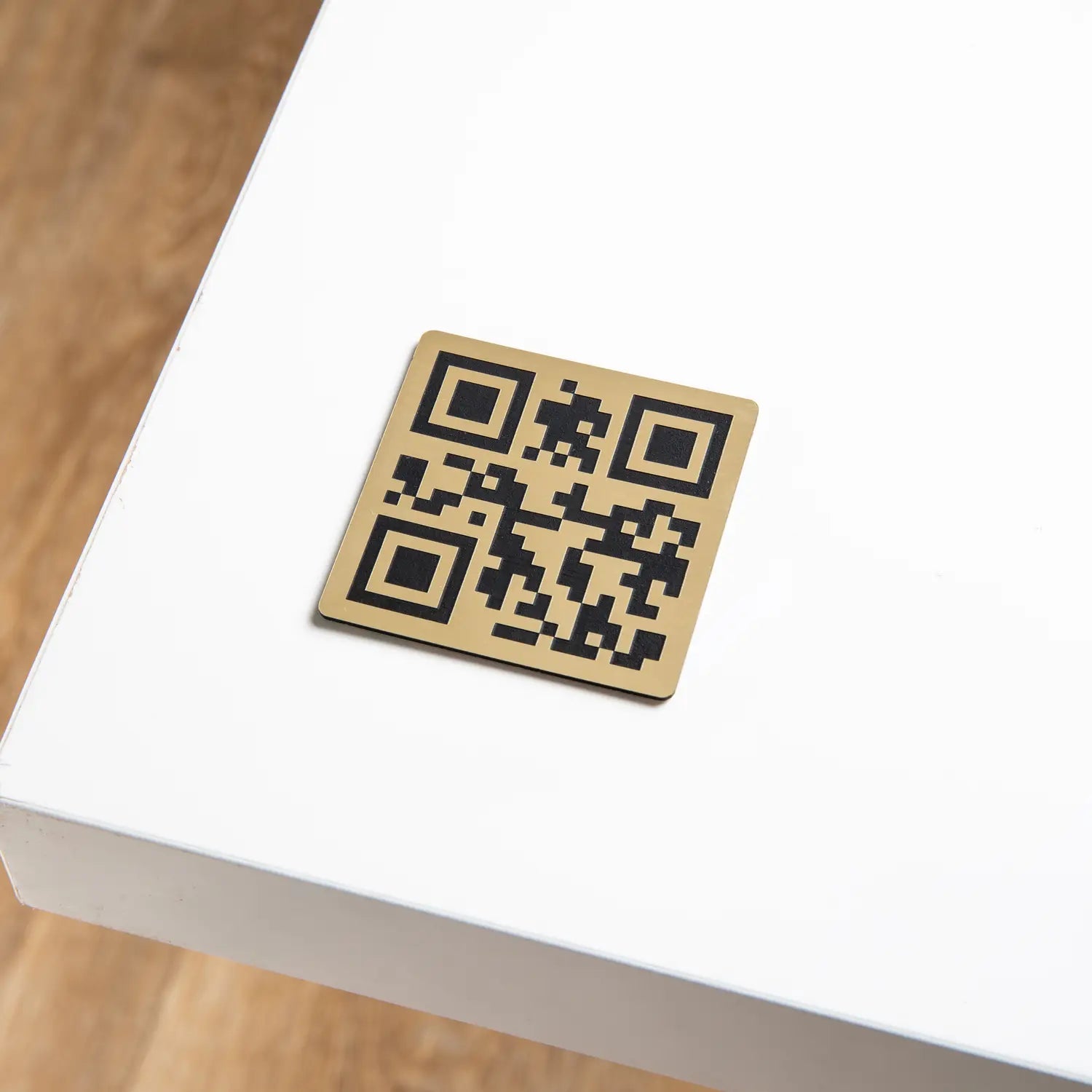 Plaque Qr code adhésive gravée en dorée