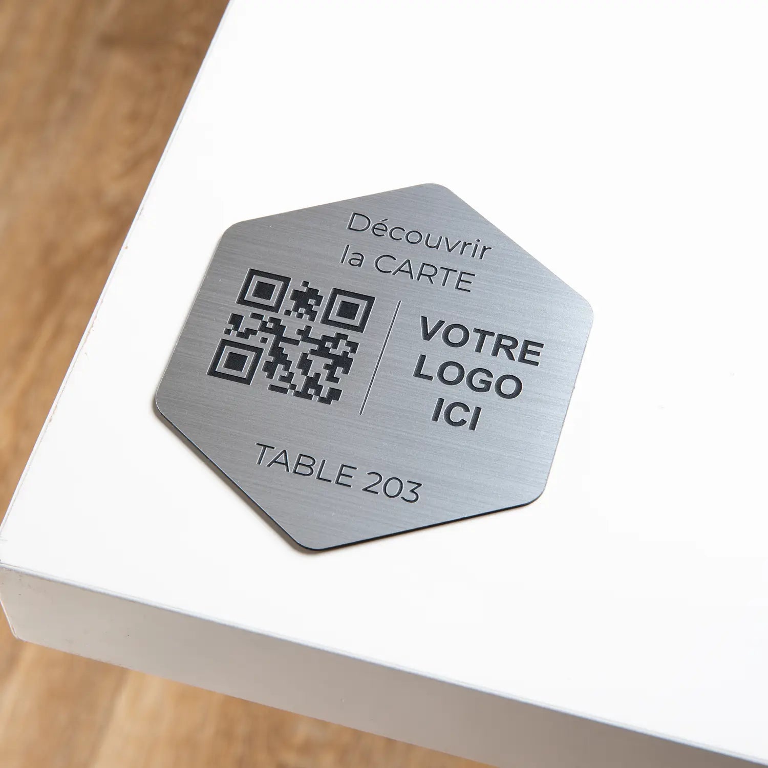 Plaque hexagonal qr code avec numéro de table et logo adhésive en argent