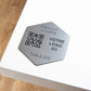 Plaque hexagonal qr code avec numéro de table et logo adhésive en argent