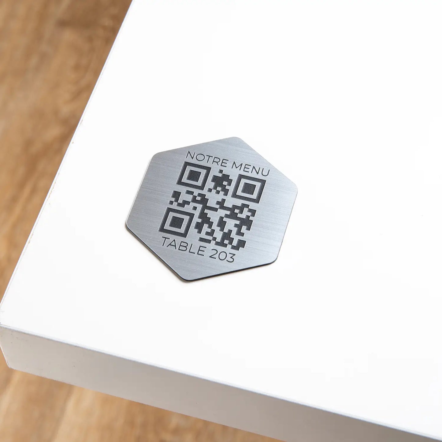 Plaque hexagonal qr code avec numéro de table adhésive en argent