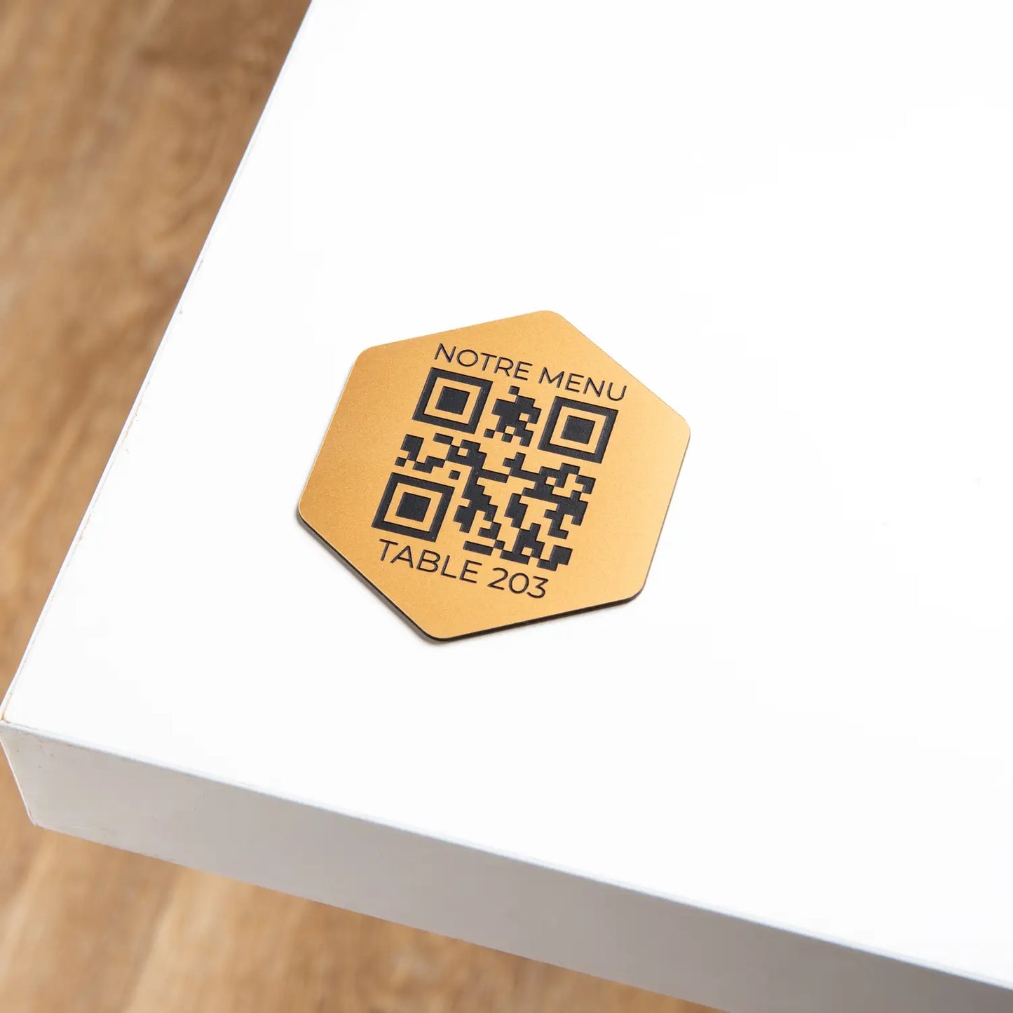 Plaque hexagonal qr code avec numéro de table adhésive en bronze