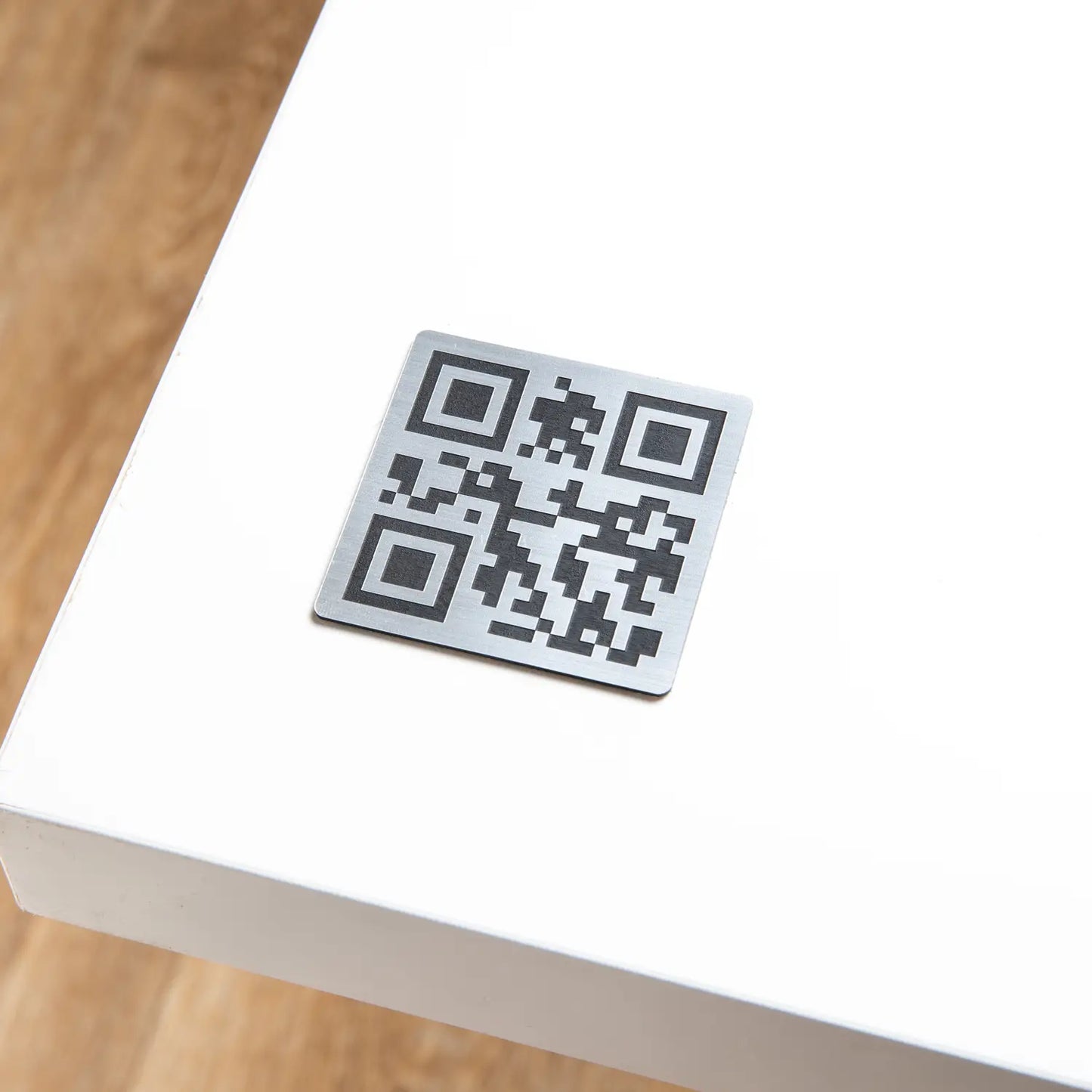 Plaque Qr code adhésive gravée en Argent