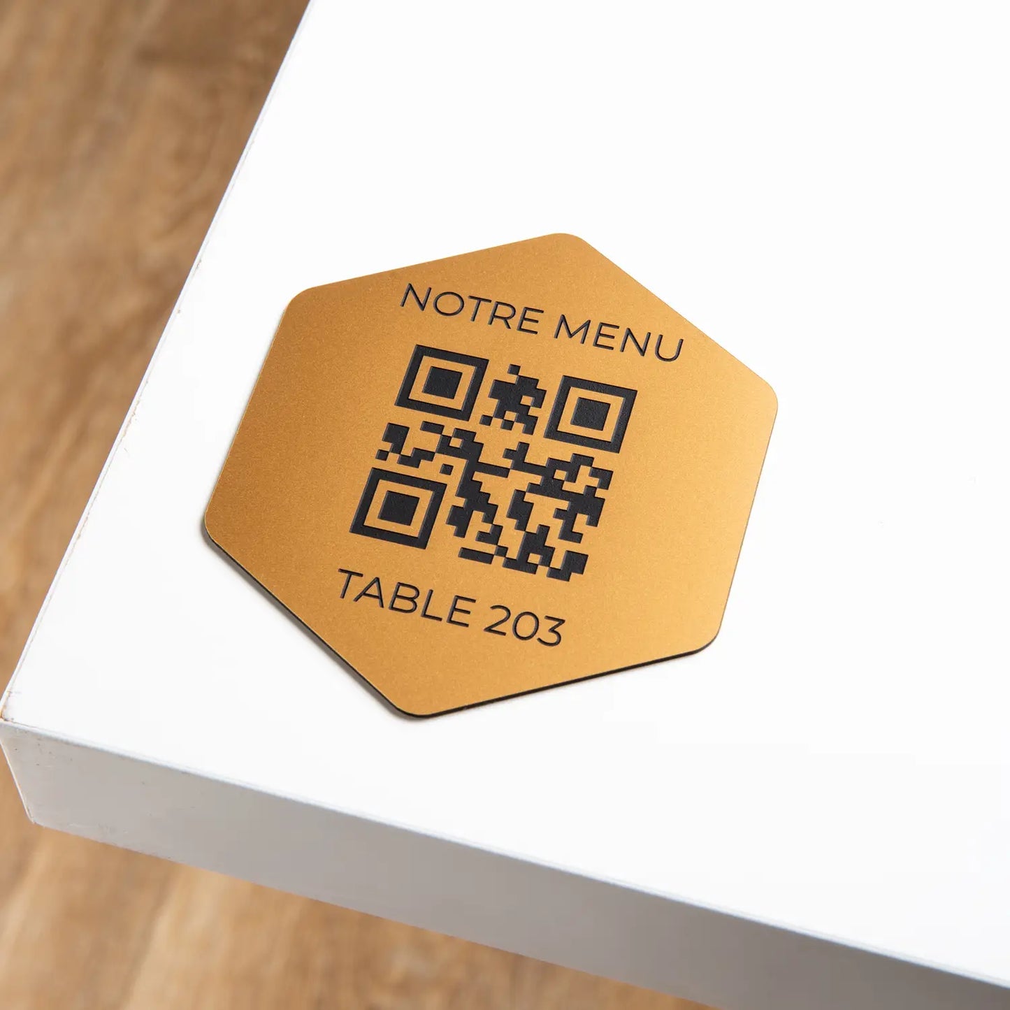 Plaque QR code hexagonal avec numéro de table Bronze 