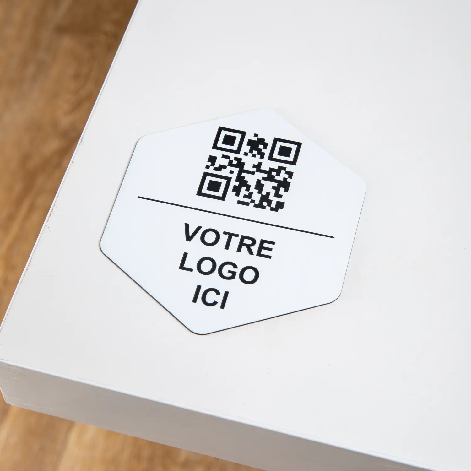 Plaque hexagonal qr code avec logo adhésive en blanc