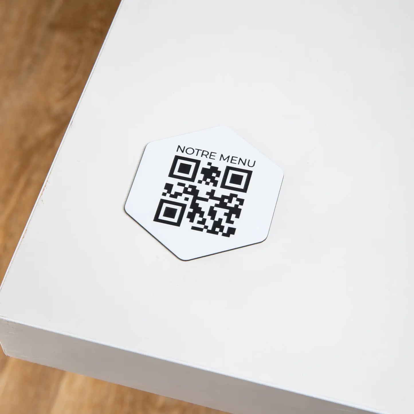 Plaque hexagonal qr code en blanc