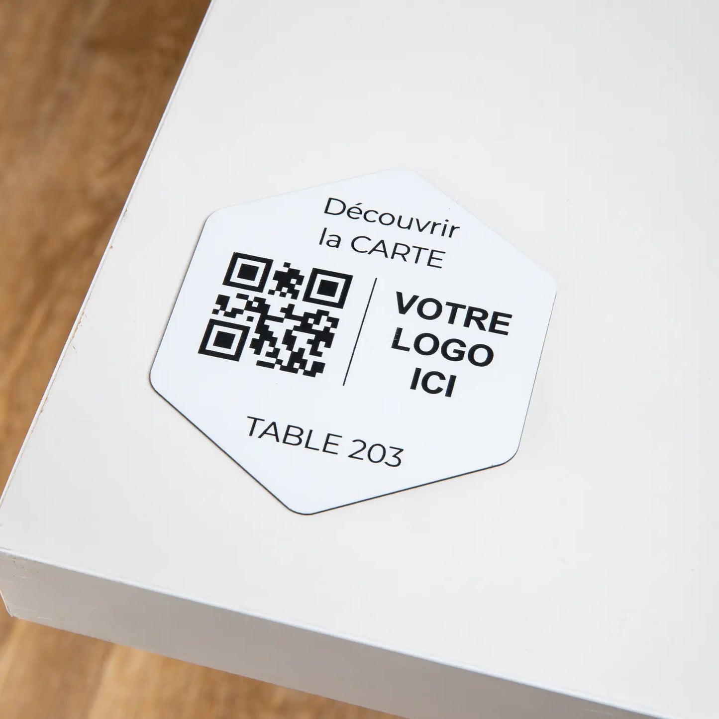 Plaque hexagonal qr code avec numéro de table et logo adhésive en blanc