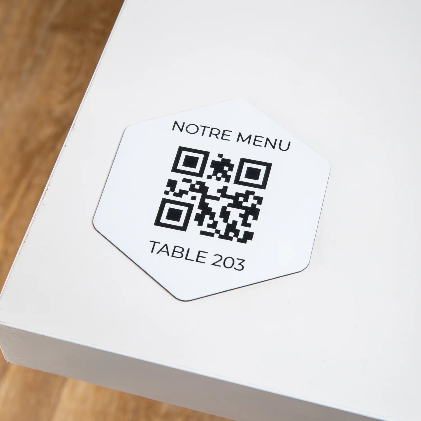 Plaque QR code hexagonal avec numéro de table blanc