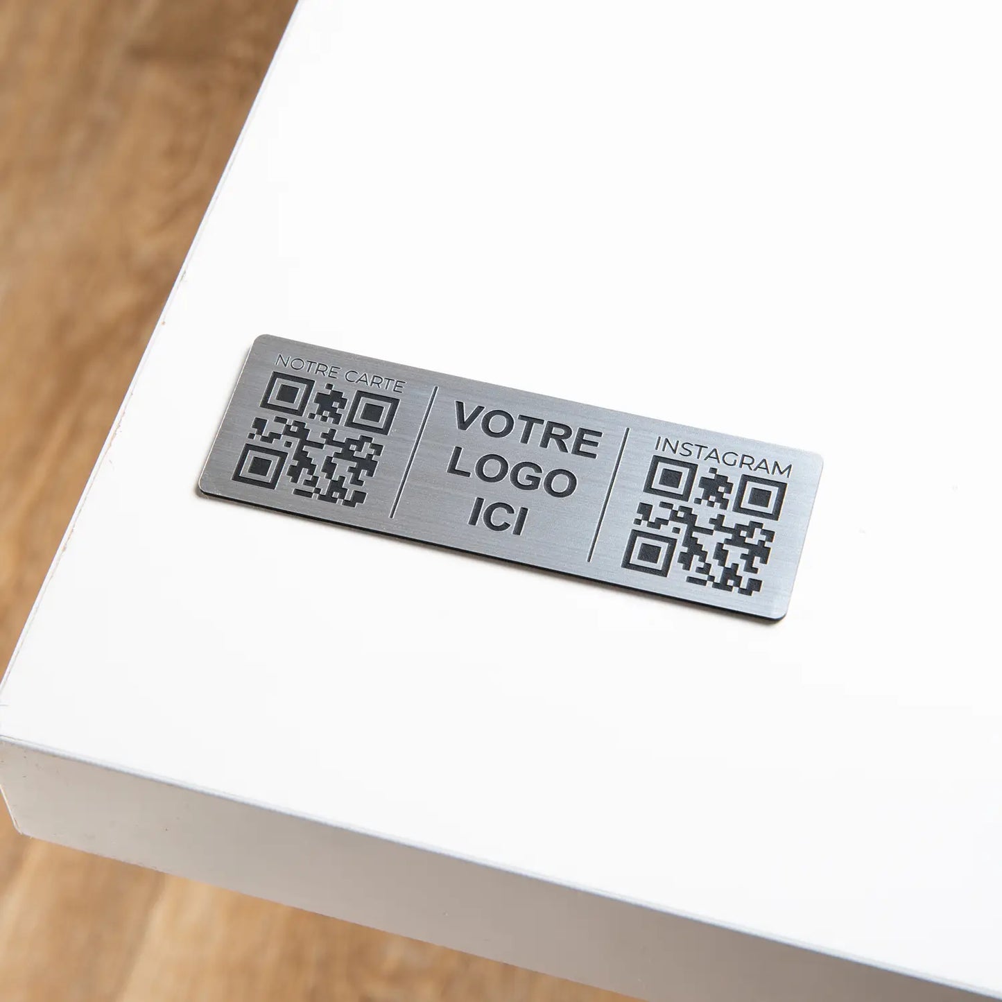 Plaque deux Qr code avec logo et numéro de table gravé rectangulaire en argent