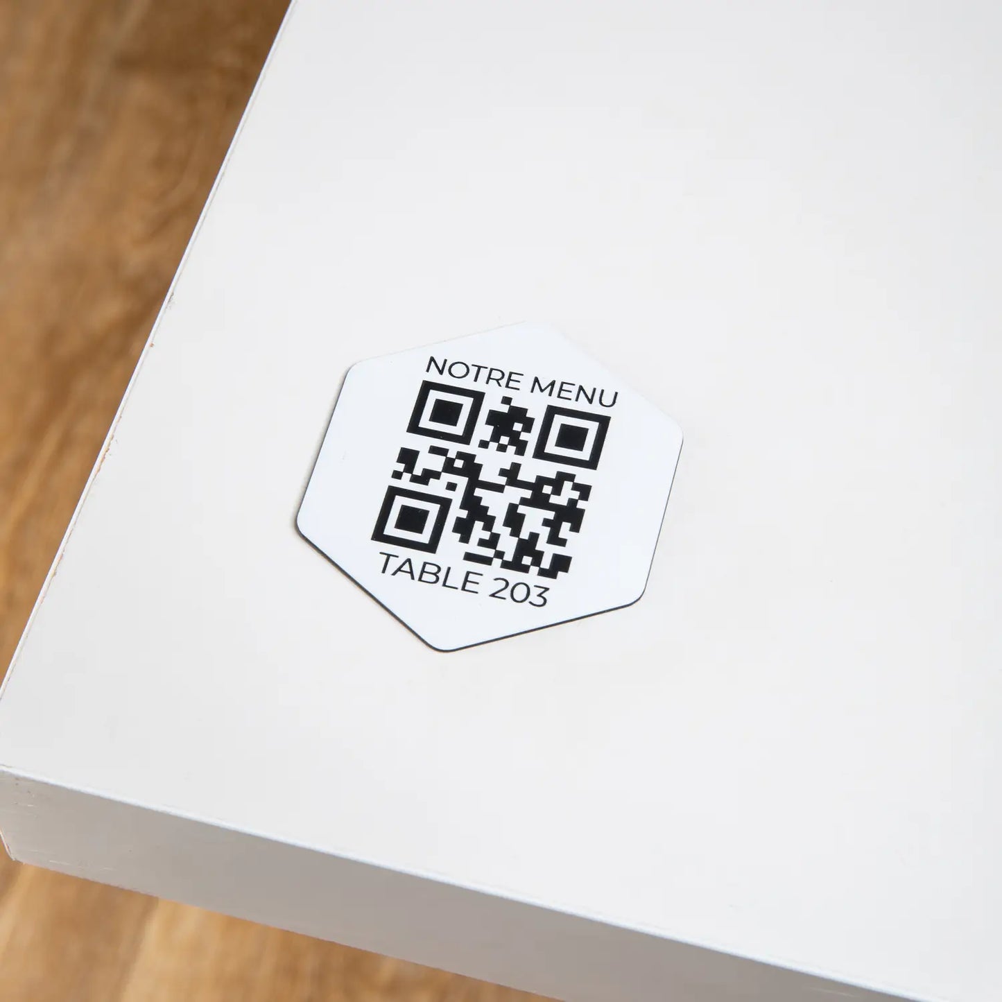 Plaque hexagonal qr code avec numéro de table adhésive en blanc