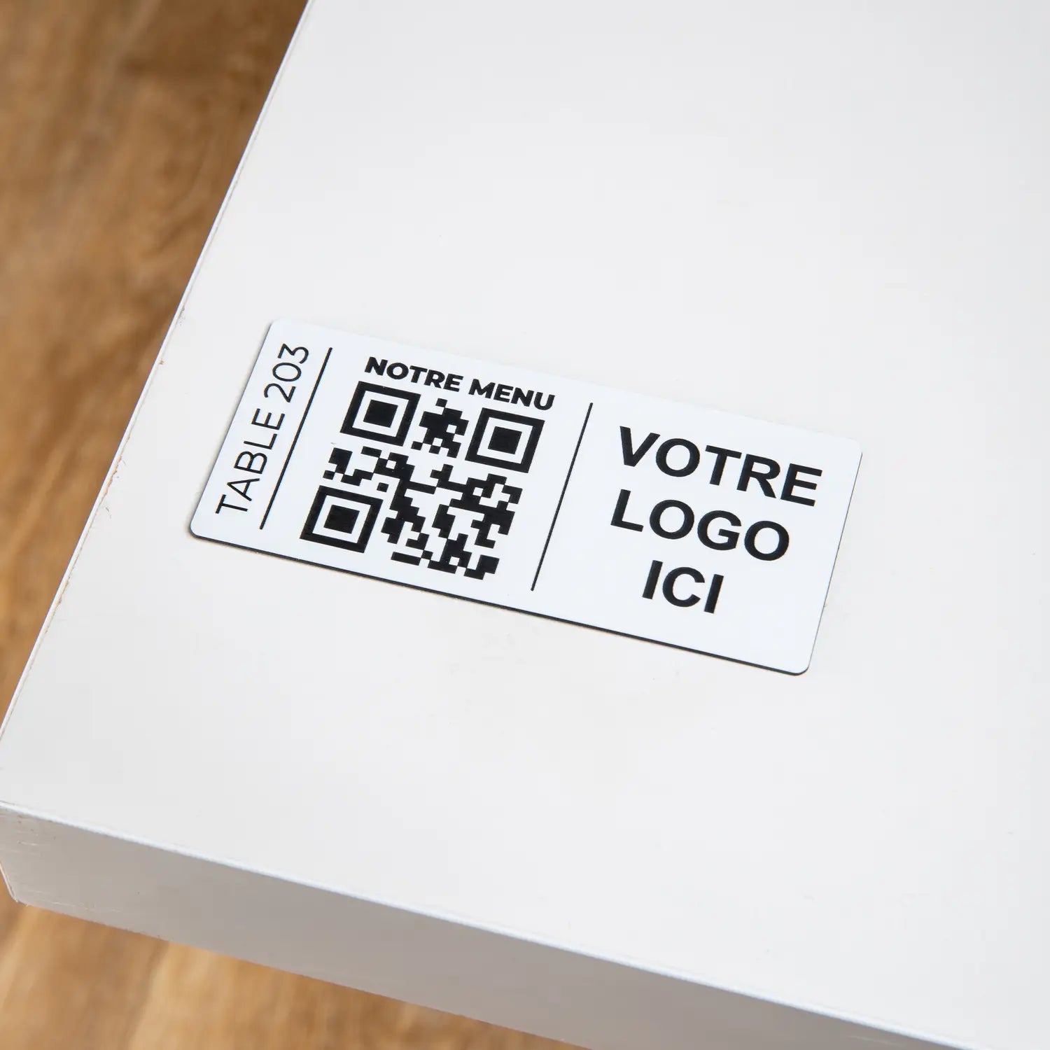 Plaque qr code avec numéro de table et logo en blanc