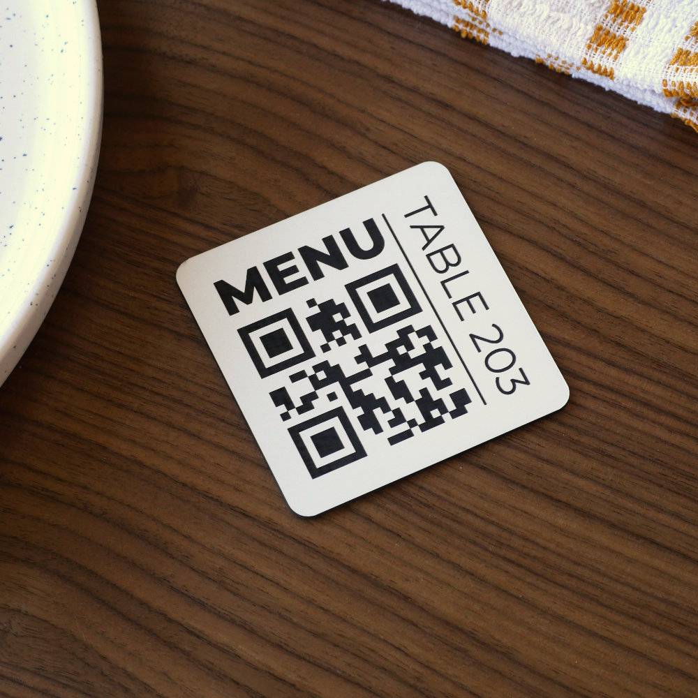 Plaque Qr code à poser sur table gravée en blanc avec antidérapant