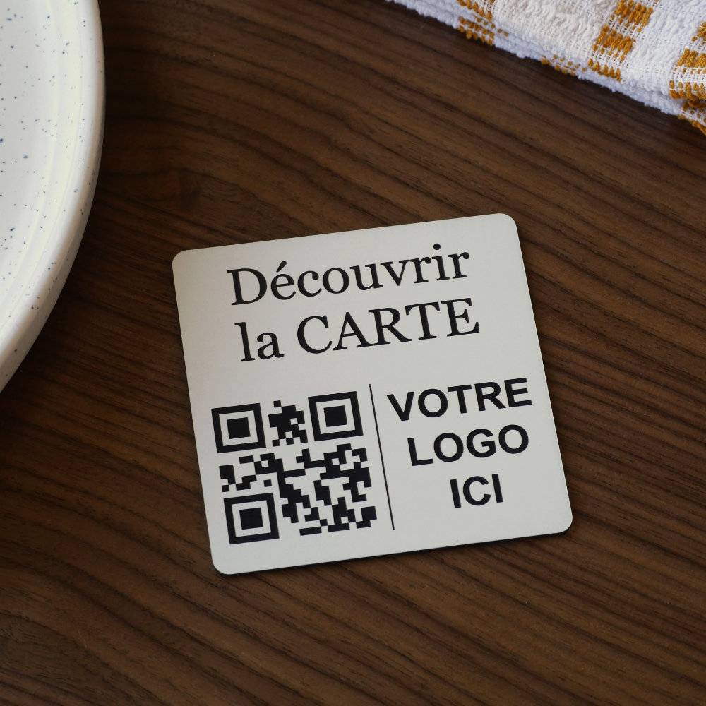 Plaque Qr code avec logo à poser sur table blanc