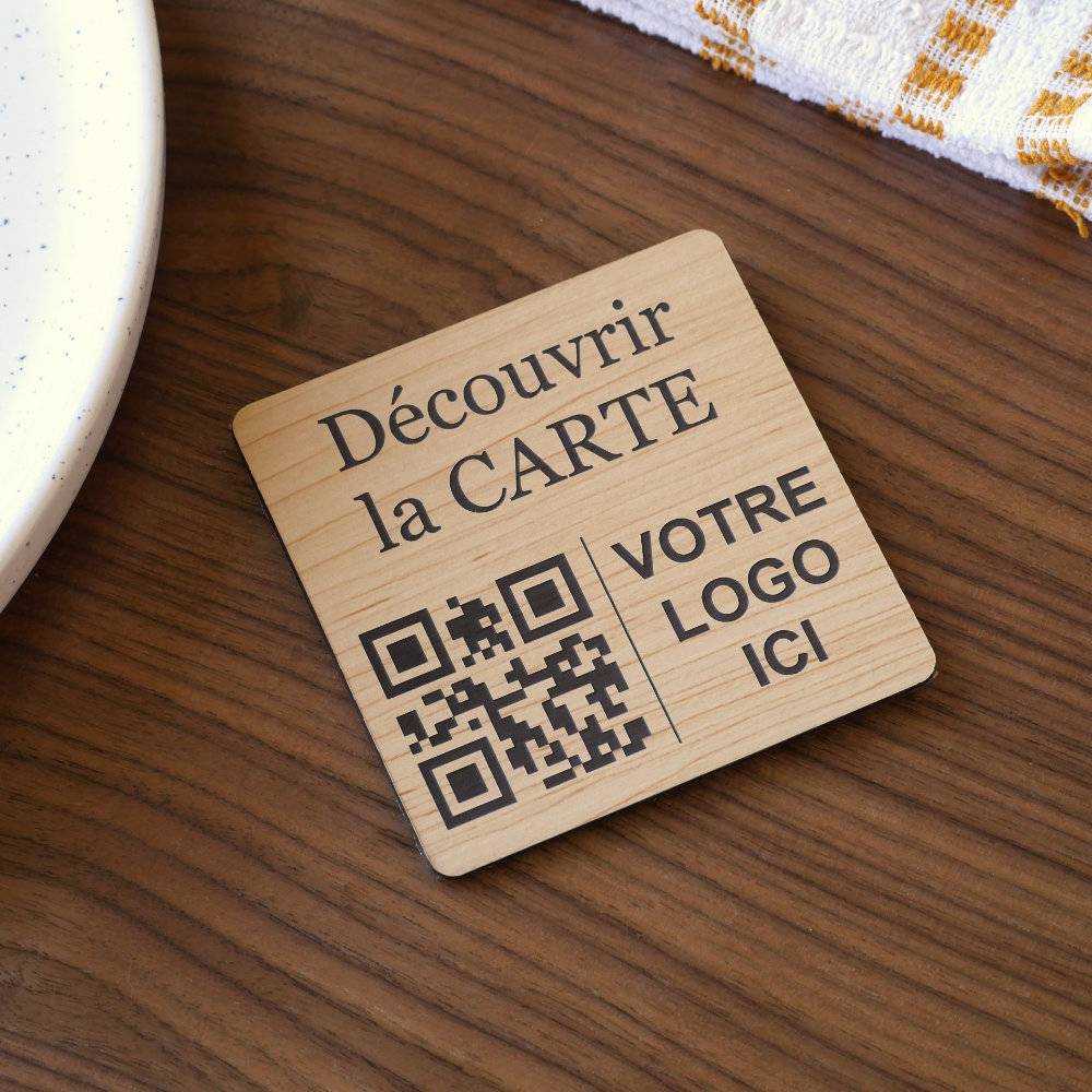 Plaque Qr code avec logo à poser sur table effet bois